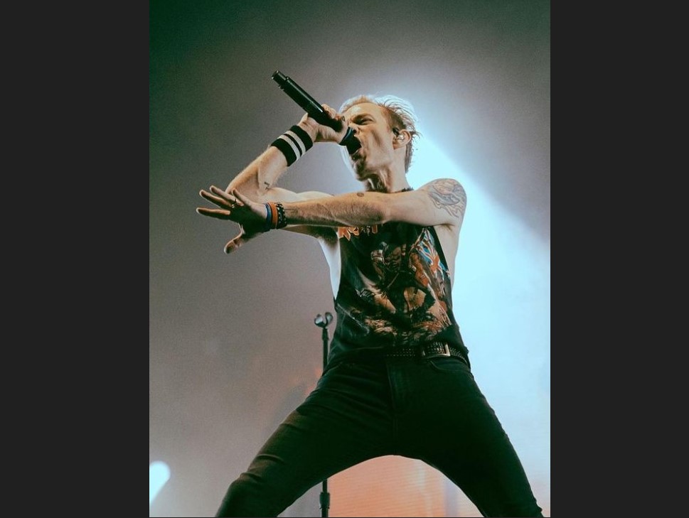 Vokalis Sum 41 Deryck Whibley