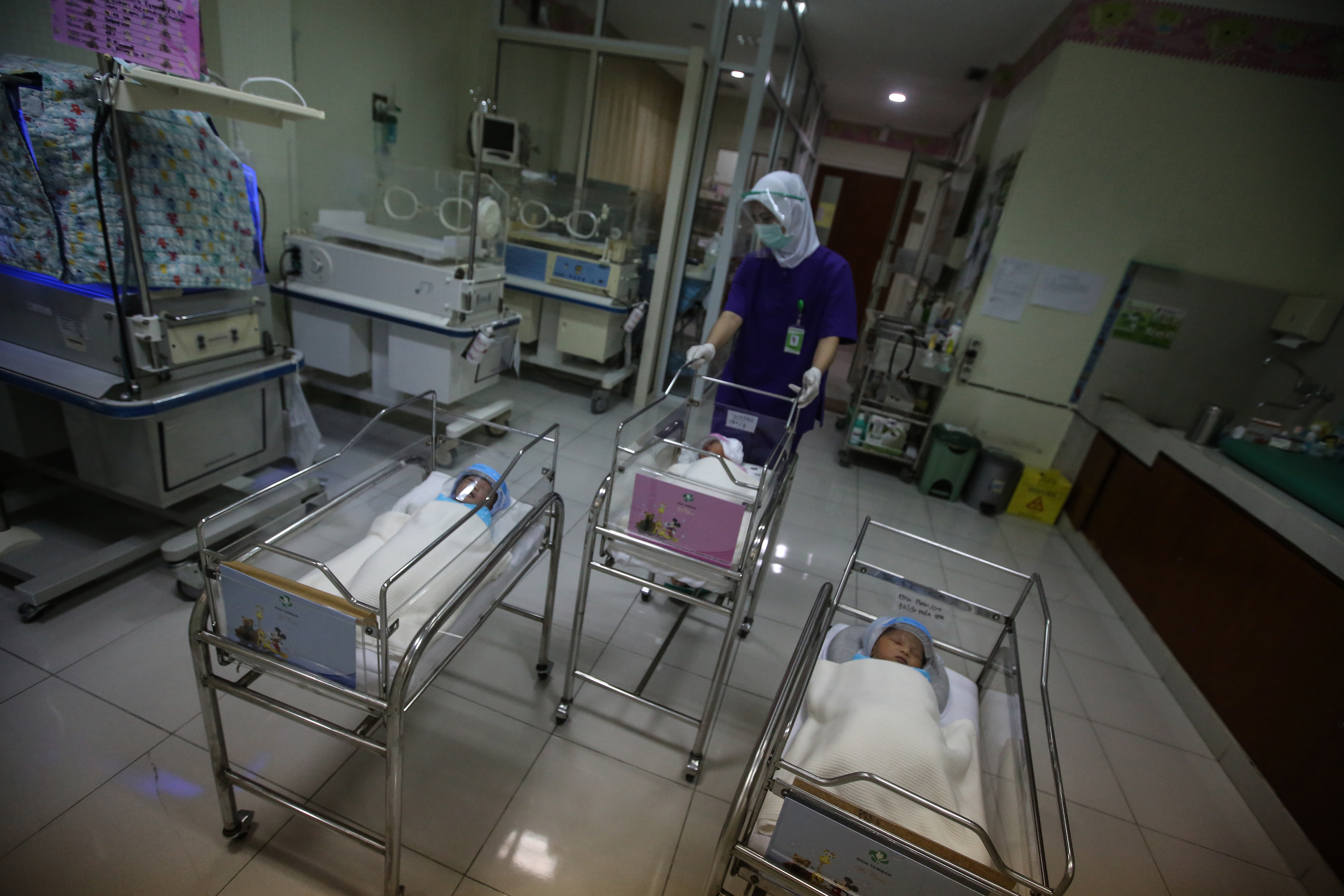 Ilustrasi perawat saat memindahkan boks bayi baru lahir di rumah sakit.