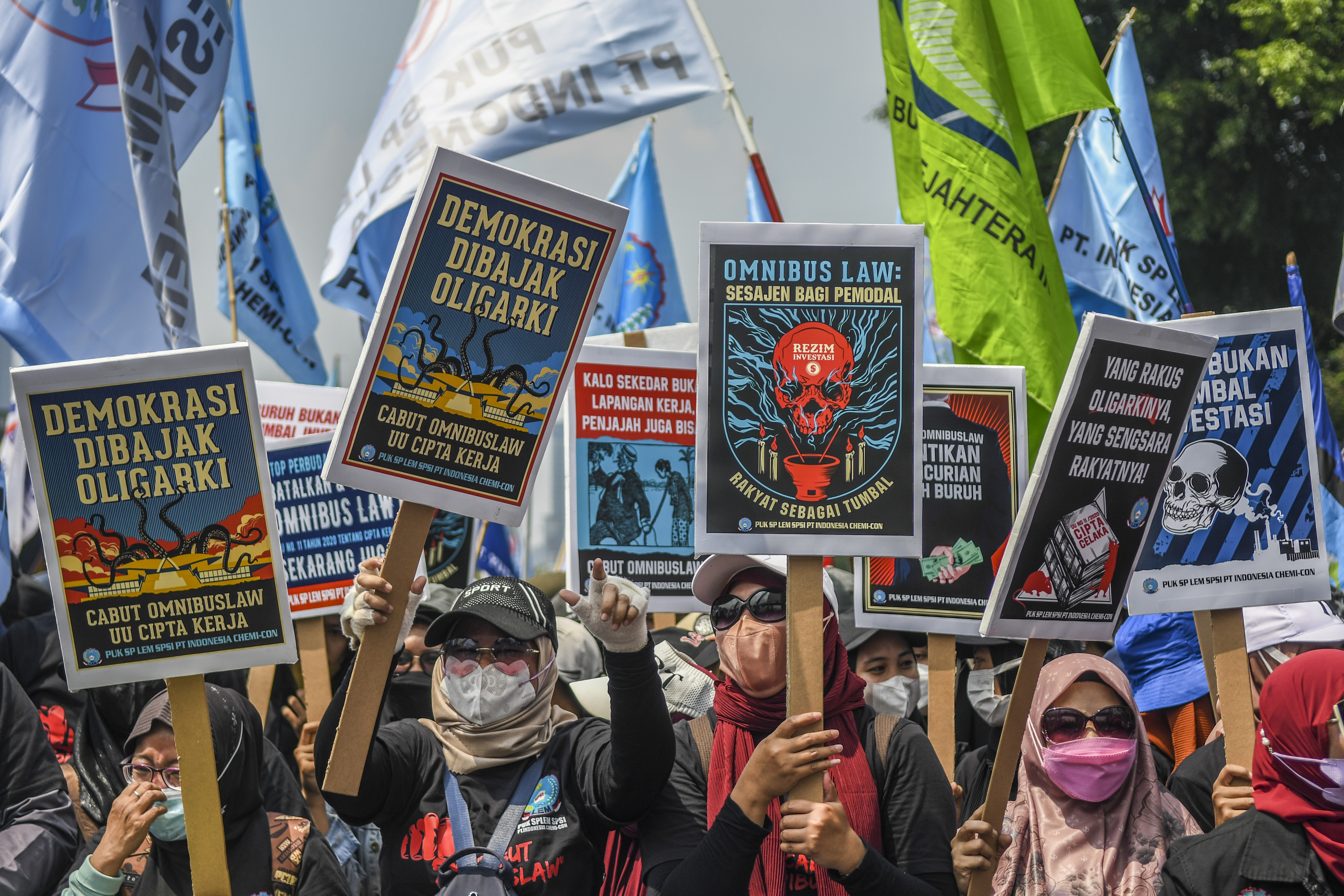 Sejumlah buruh mengikuti aksi unjuk rasa di depan Gedung DPR RI, Senayan, Jakarta, Rabu (10/8).