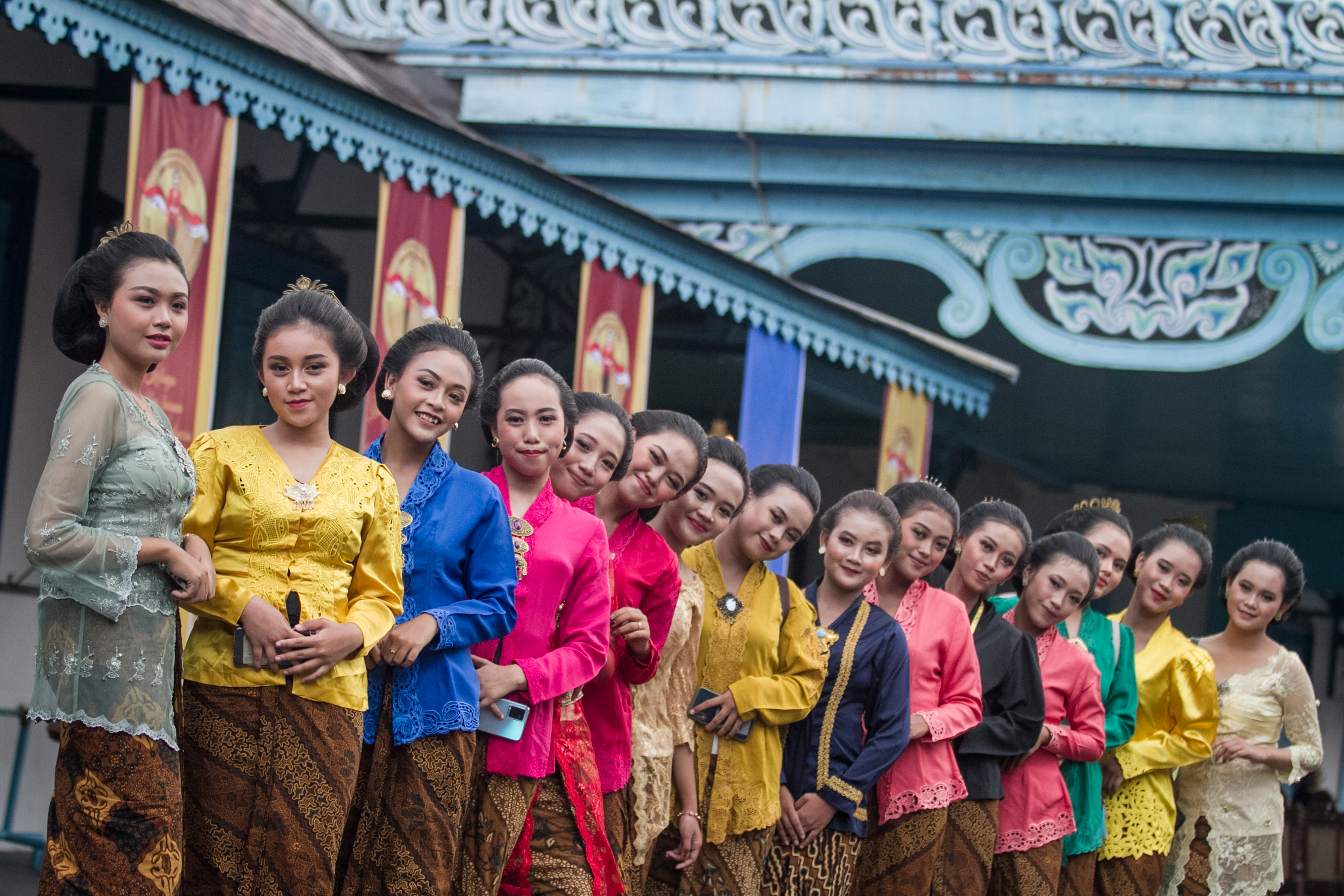  Sejumlah perempuan mengenakan kebaya saat mengikuti Parade Kebaya Nusantara di Keraton Kasunanan, Solo, Jawa Tengah, Sabtu (4/6/2022)