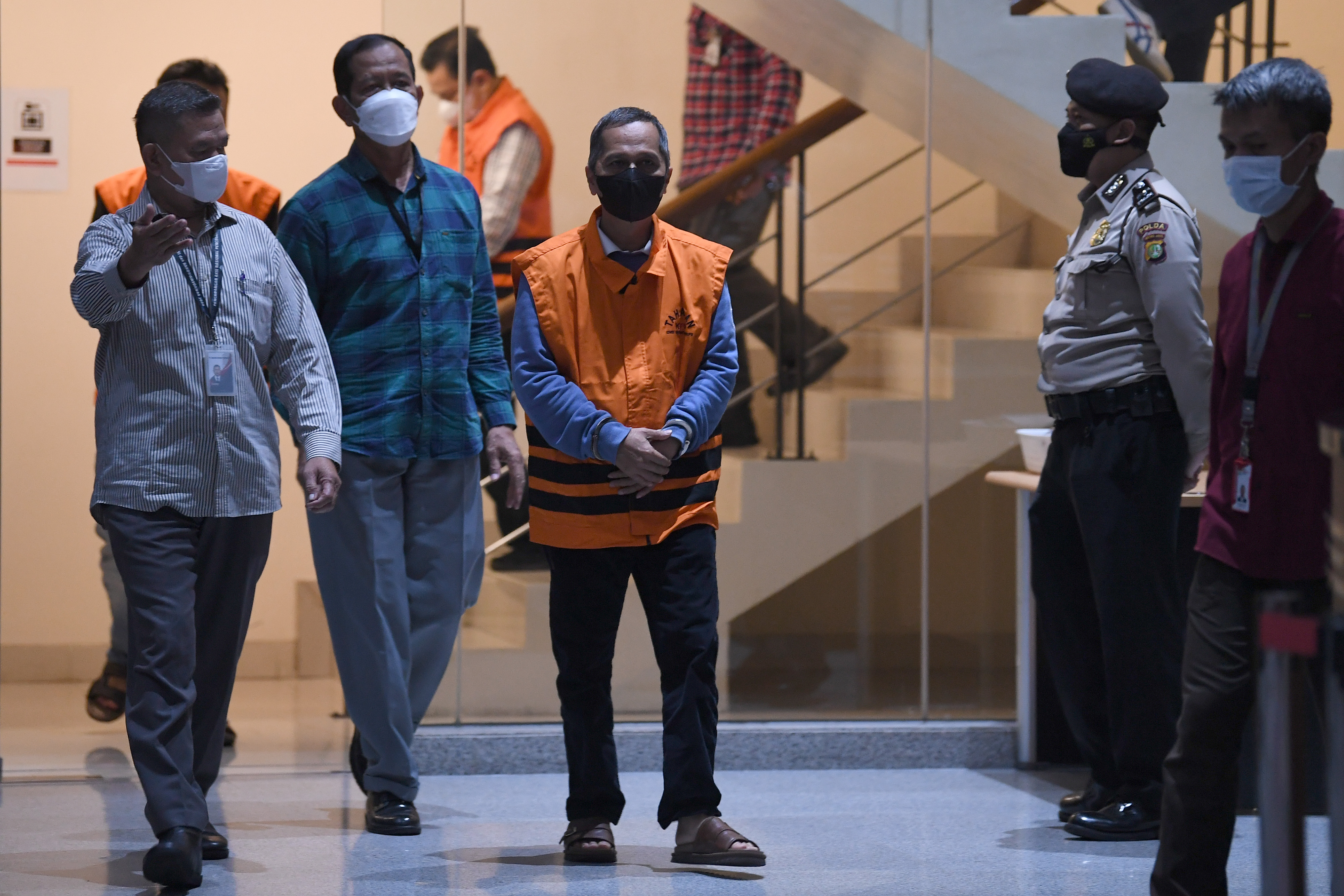 Rektor Unila Karomani (tengah) selaku tersangka dihadirkan dalam konferensi pers di Gedung Merah Putih KPK, Jakarta, Minggu (21/8/2022)