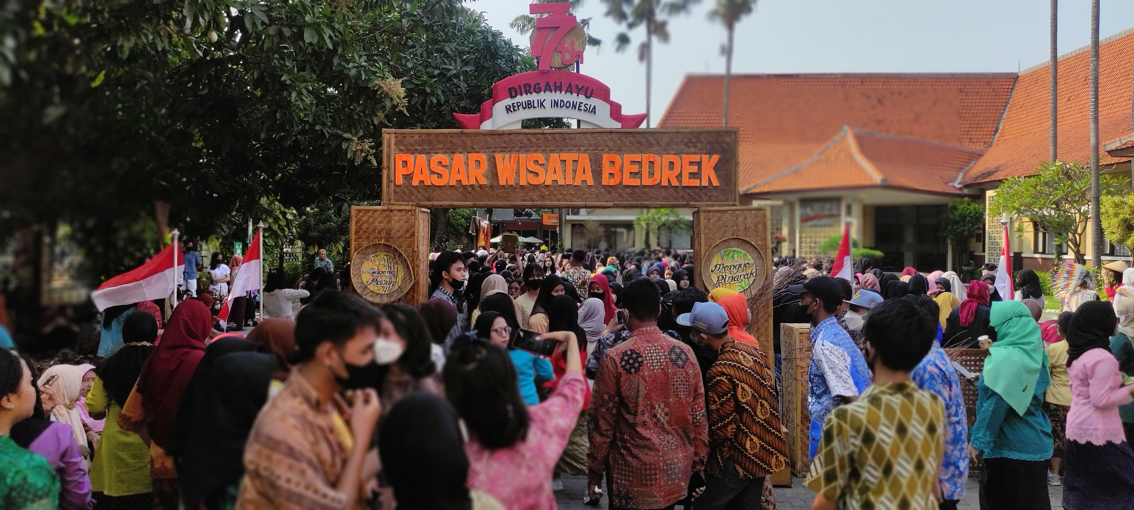 Di Pasar Wisata Bedrek, semua makanan minuman yang dijual serba tradisional, begitu juga pakaian penjual dan peralatan yang digunakan.