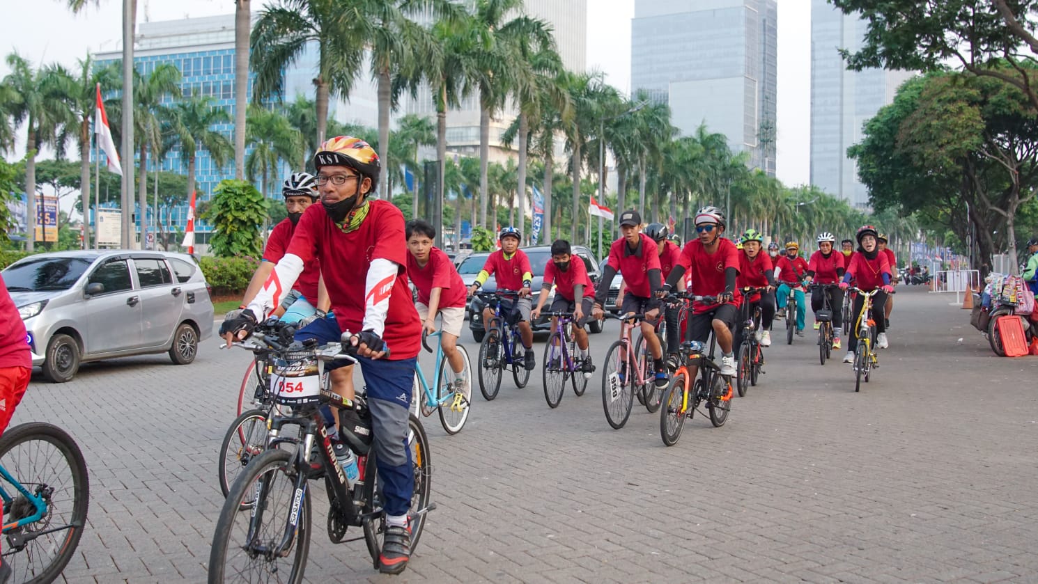Komunitas sepeda berkeliling di PIK.