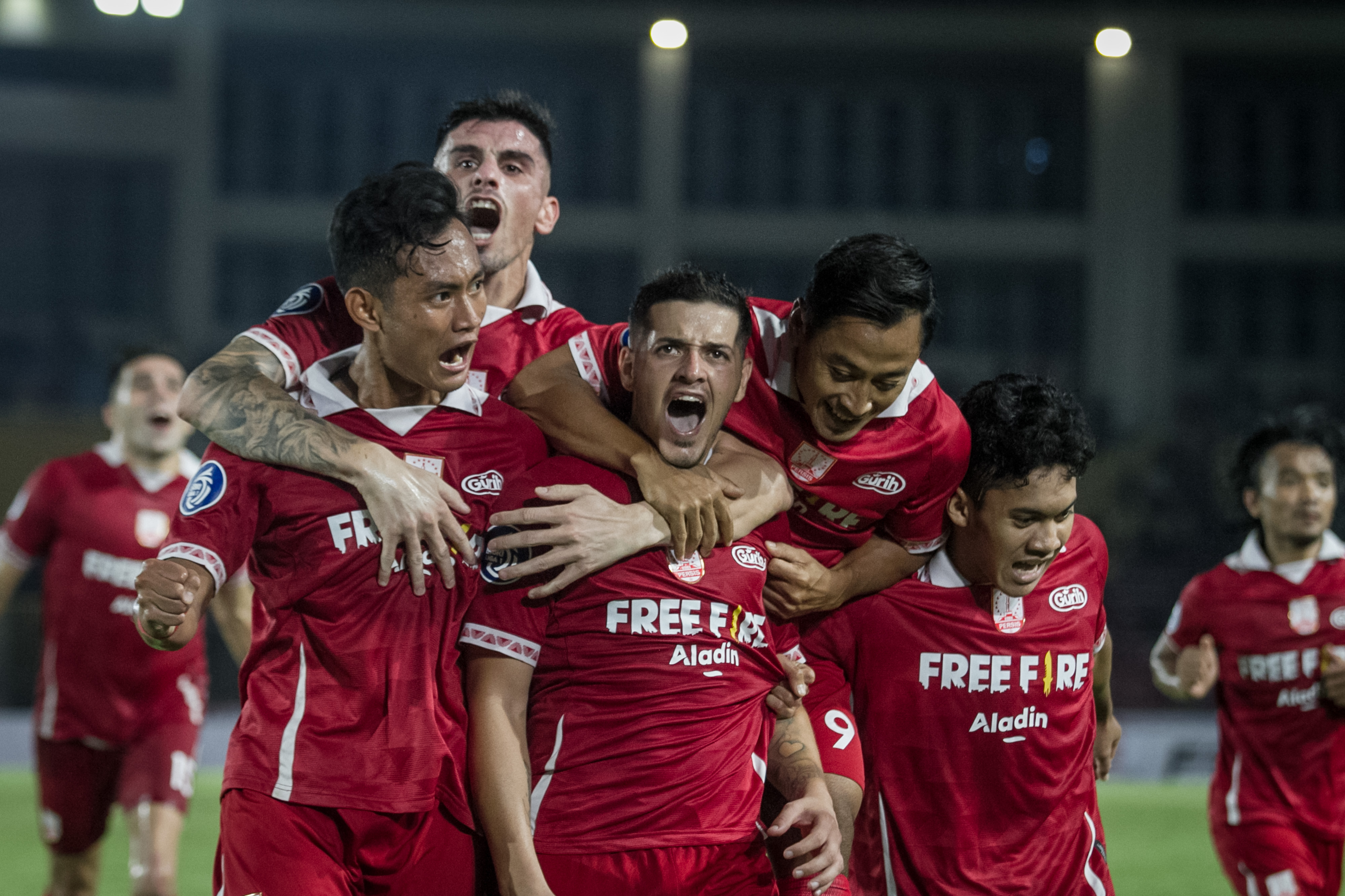 Para pemain Persis Solo melakukan selebasi usai mencetak gol ke gawang Madura United.