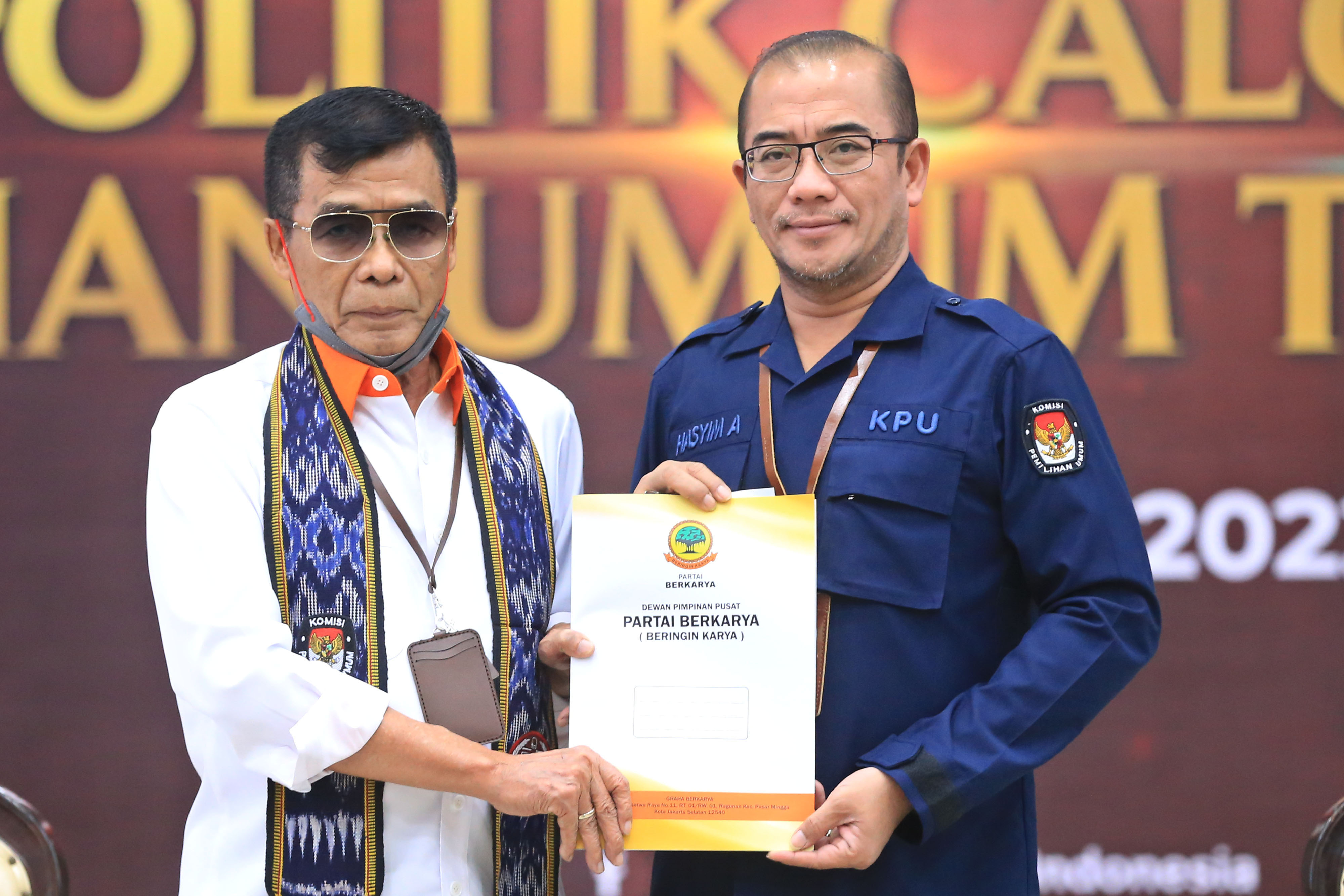 Ketua KPU menerima berkas pandaftaran dari Ketum Partai Berkarya di Jakarta.