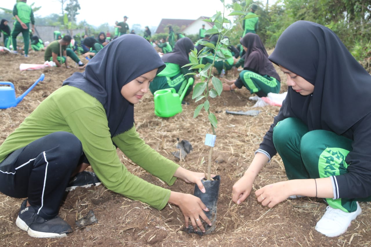 Mahasiswi antusias menanam pohon produktif menyambut HUT Kemerdakaan RI, Sabtu (13/8/2022)