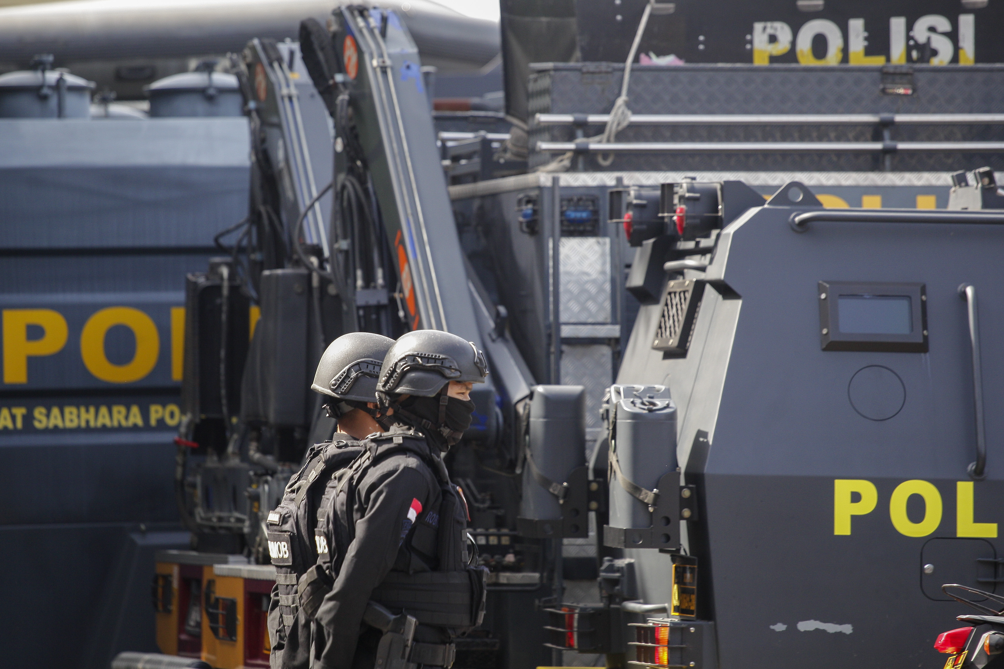 Potret anggota Polri melakukan pengamanan di Kepulauan Riau.