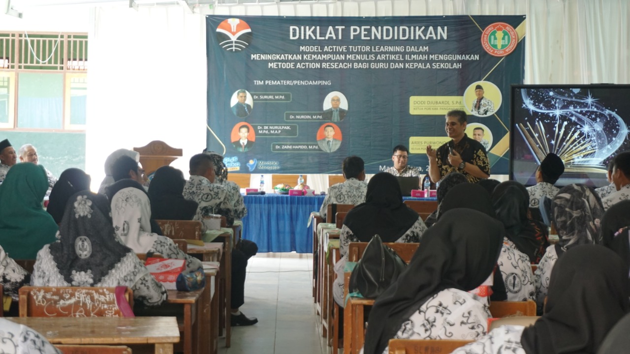 Fakultas Ilmu Pendidikan Universitas Pendidikan Bandung melatih guru aktif menulis di Pangandaran, Jawa Barat