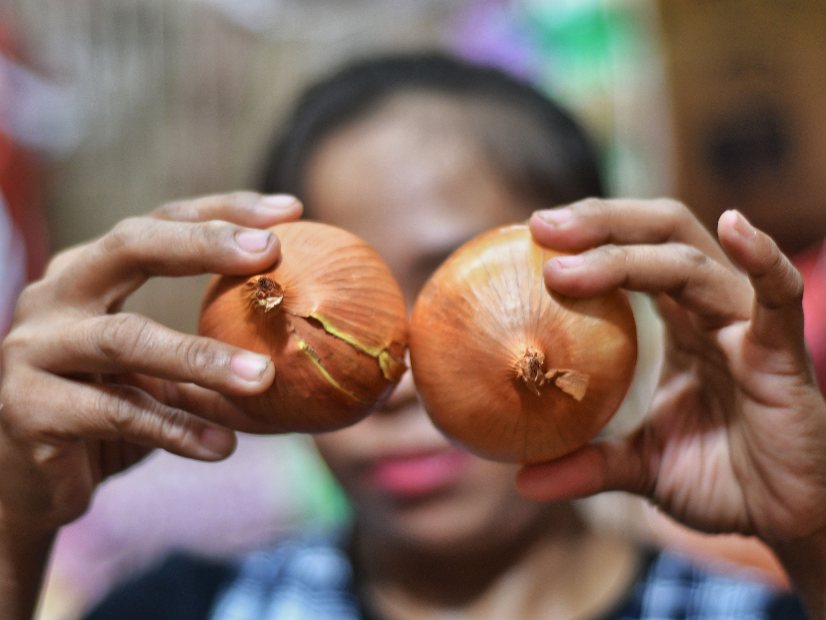  Pedagang menyiapkan bawang bombay untuk dijual di Pasar Induk Kramat Jati, Jakarta.