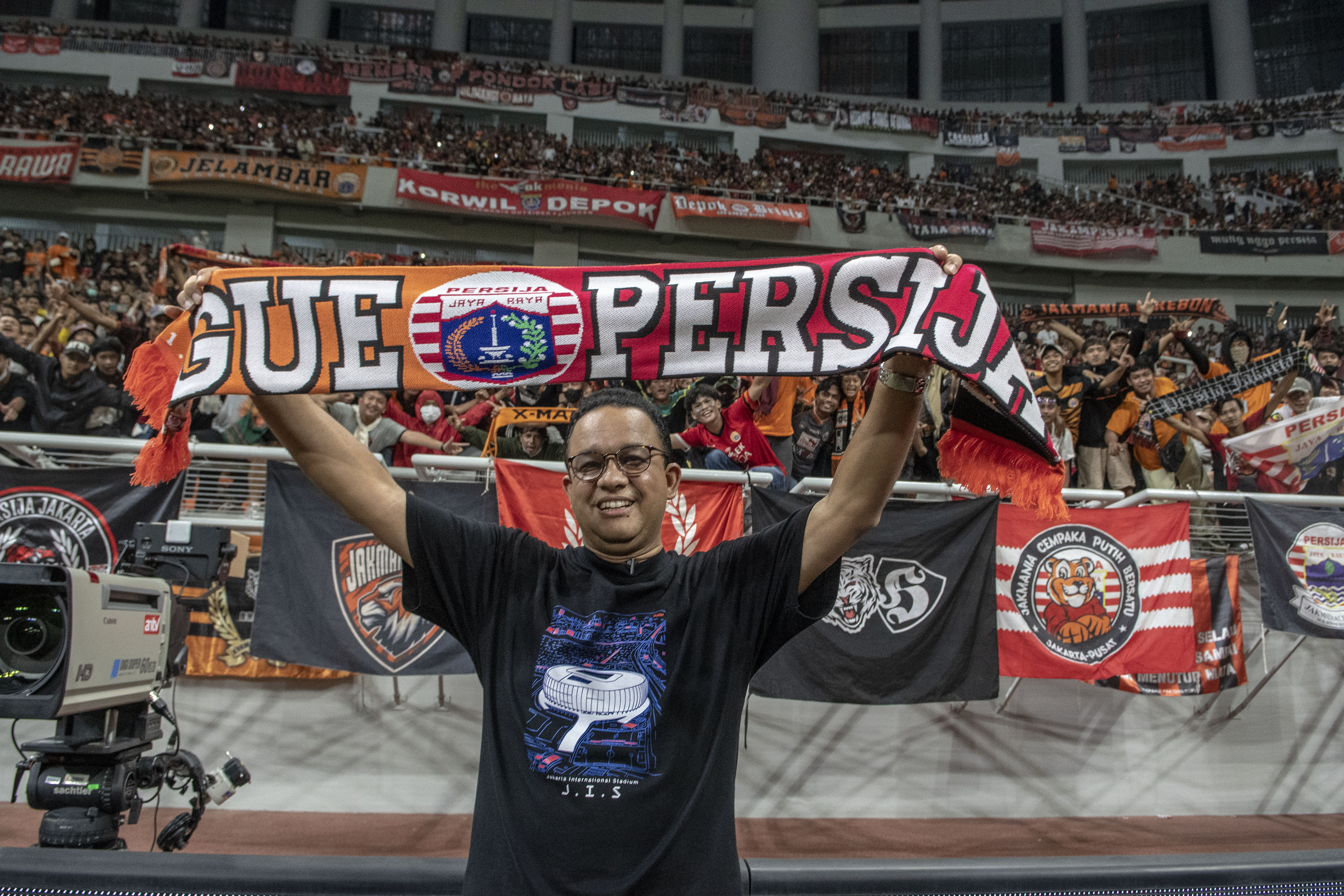 Gubernur DKI Jakarta Anies Baswedan membentangkan spanduk dukungan kepada klub Persija Jakarta di Stadion JIS, Minggu (24/7).