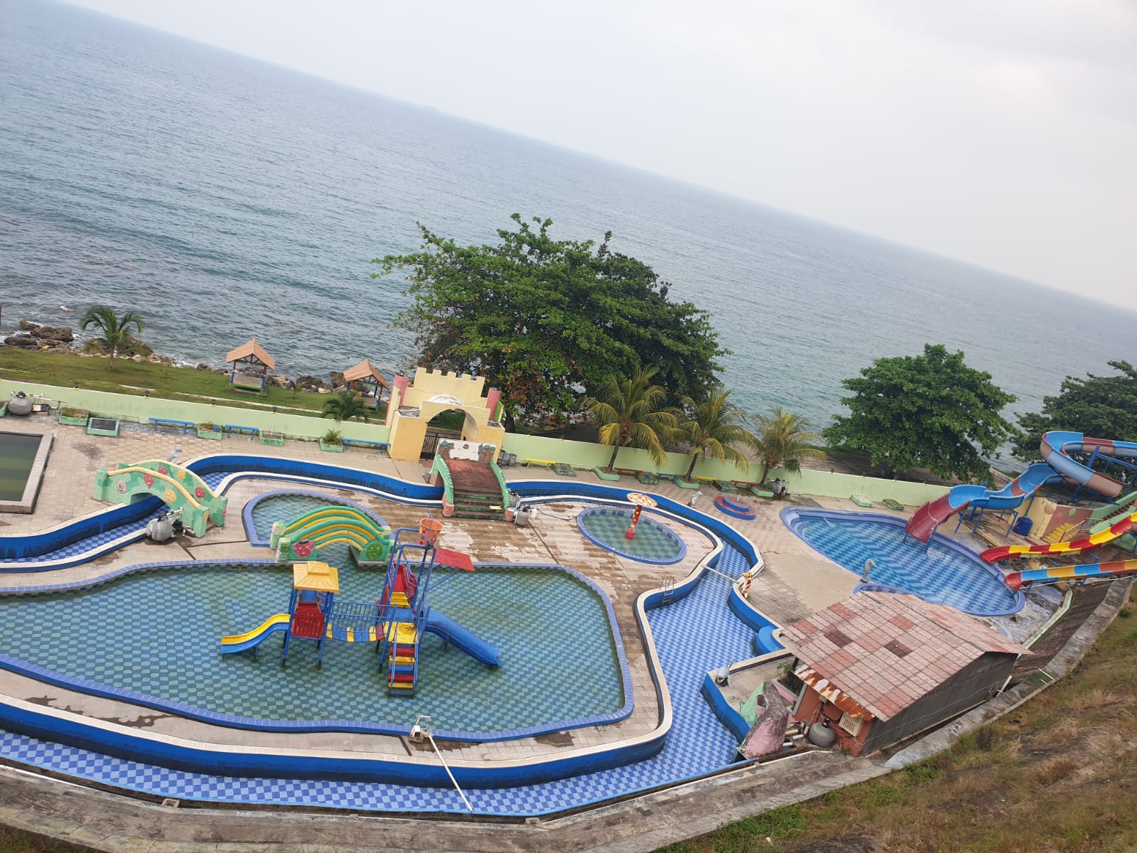  Taman wisata alam dan waterboom Krakatau Kahai Beach Resort di Rajabasa, Lampung