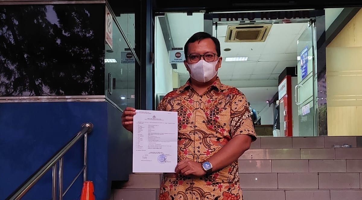 Kuasa hukum PT Lintas Inti Makmur menunjukkan laporan polisi terhadap Antonius Styadi