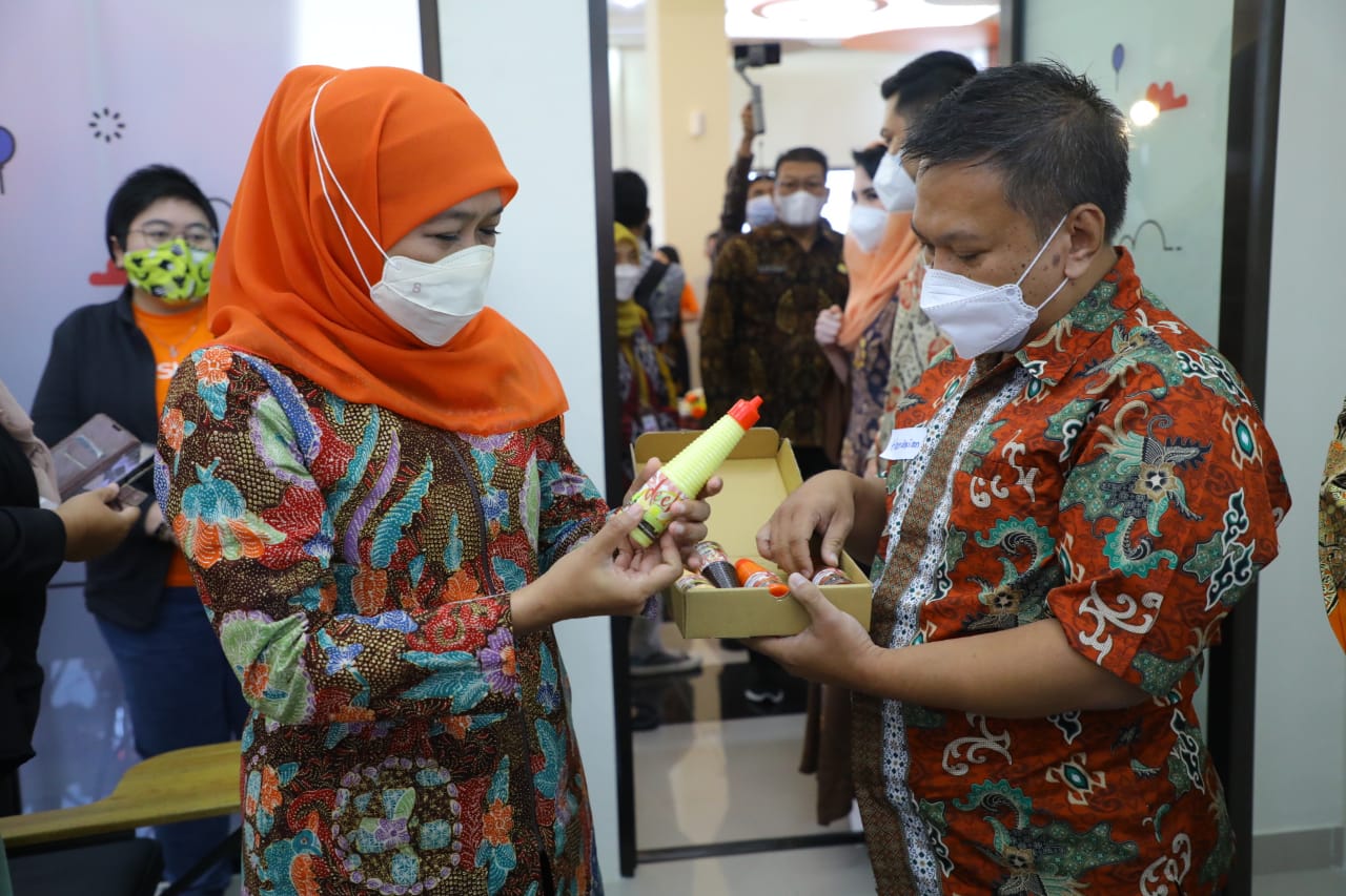 Gubernur Jawa Timur Khofifah Indar Parawansa (kiri)