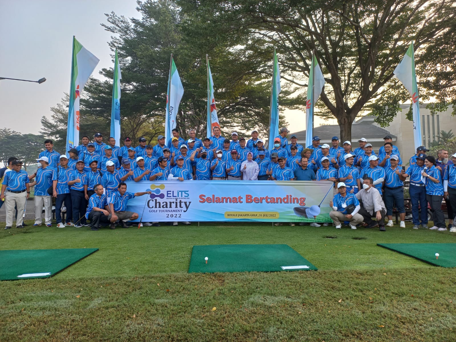 Menteri Sosial Tri RIsmarini (baju putih) di tengah peserta Charity Golf Tournament yang dihelat Ika Elits di Lapangan Golf Halim PK, Jakart