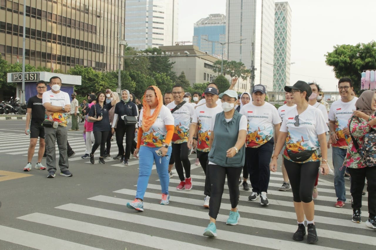 Komunitas Komengsong berolahraga pagi dan silaturahim di kawasan Sarinah, Jalan MH Thamrin, Jakarta Pusat, Minggu (21/8).
