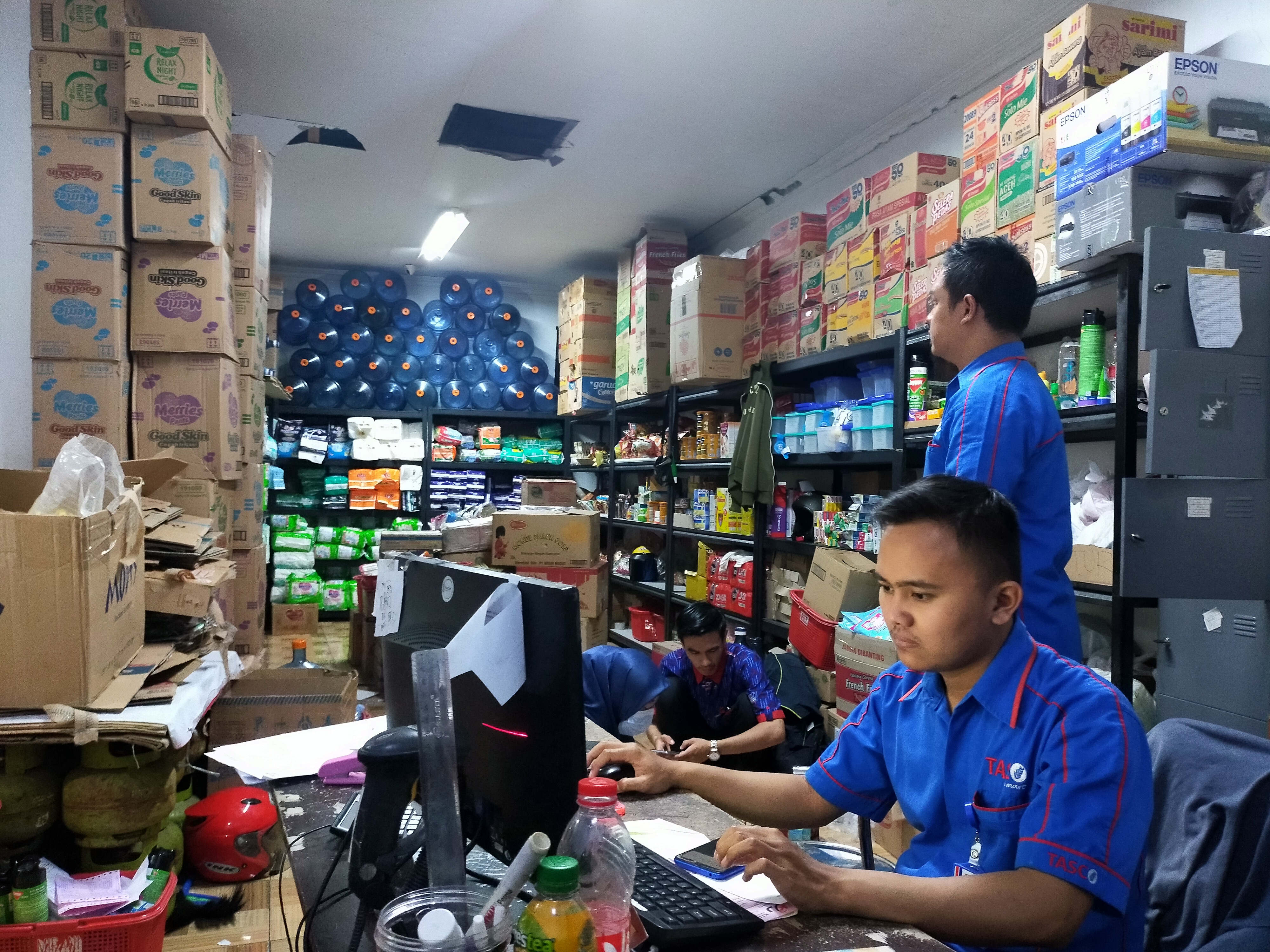 Pencuri masuk ke minimarket Tasco di Tasikmalaya dengan memjebol plafon, berhasil membawa kabur uang kontan Rp35 juta dan 15 slop rokok, Sen