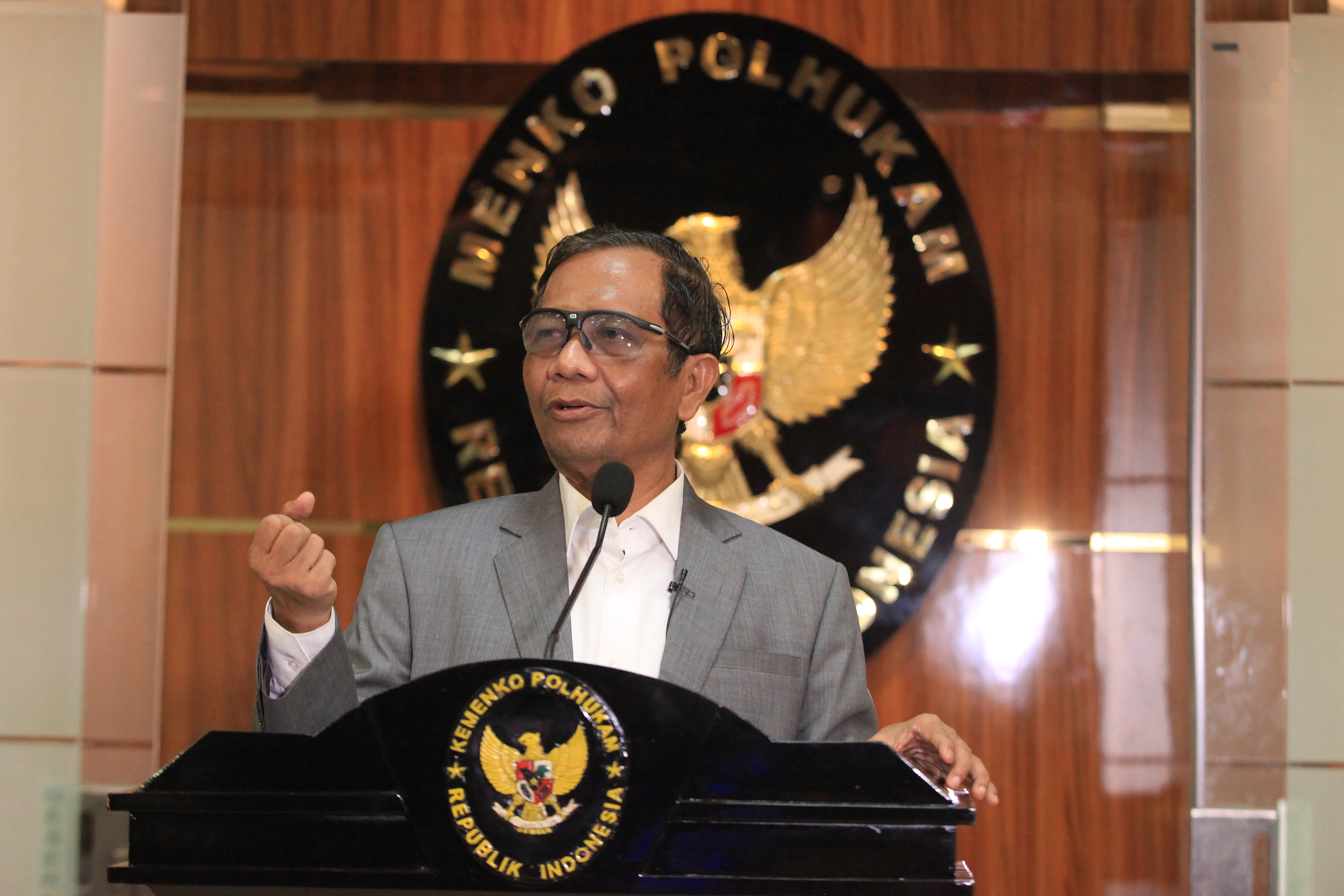 Menko Polhukam Mahfud MD memberikan keterangan kepada wartawan.