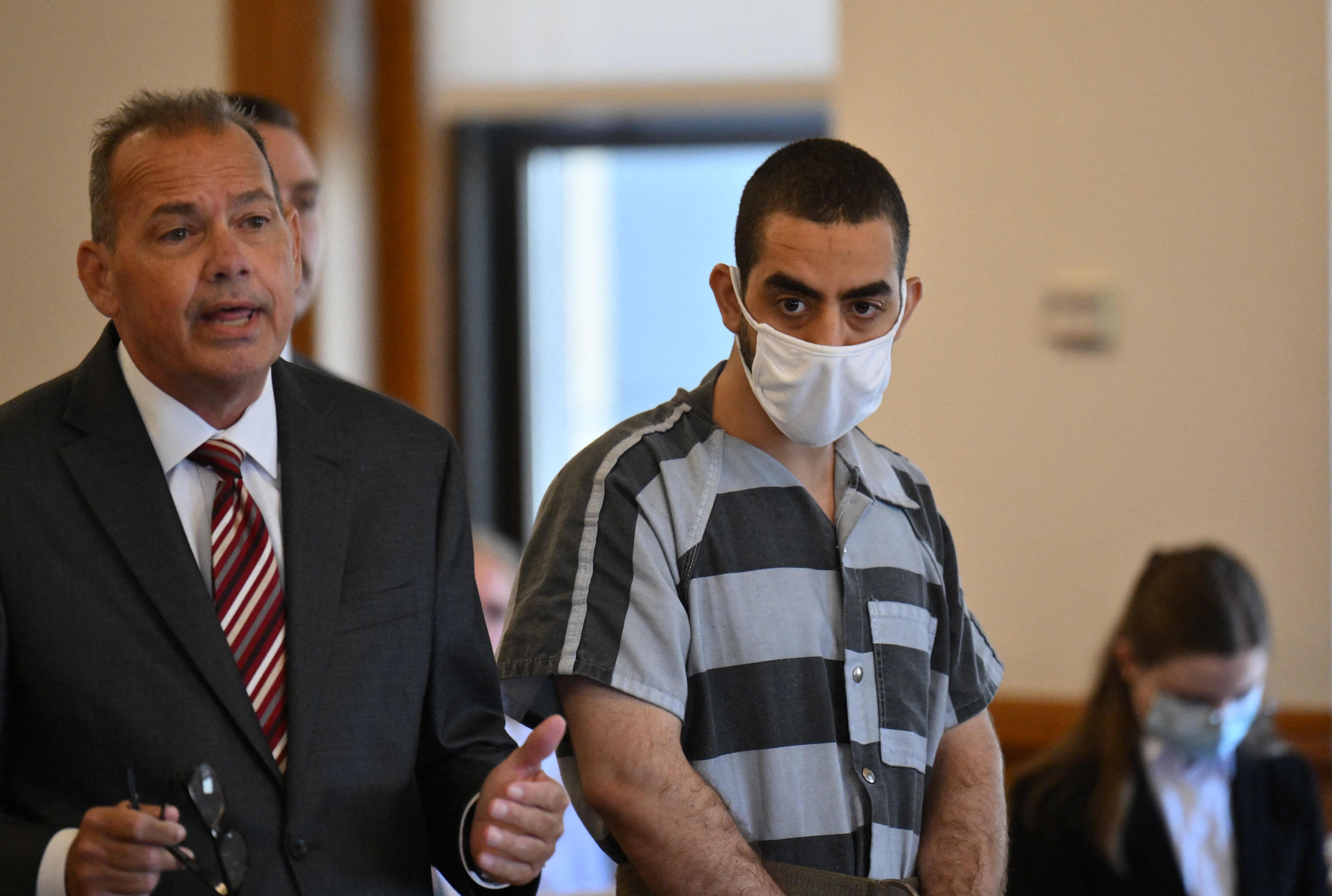 Tersangka pelaku penusuhan terhadap Salman Rushdie, Hadi Matar (kanan), hadir di pengadilan.