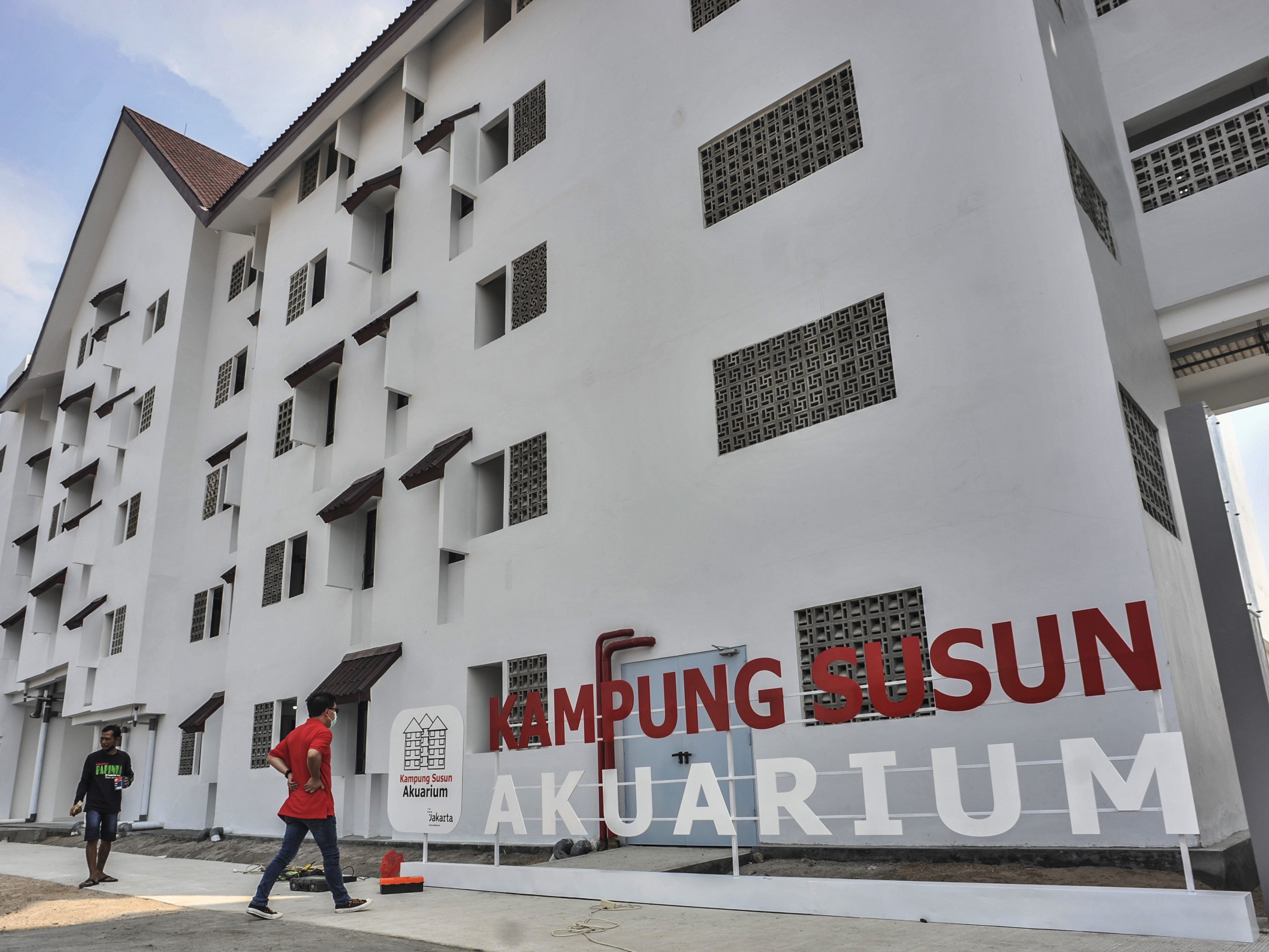 Warga berjalan di dekat hunian Kampung Susun Akuarium, Penjaringan, Jakarta.