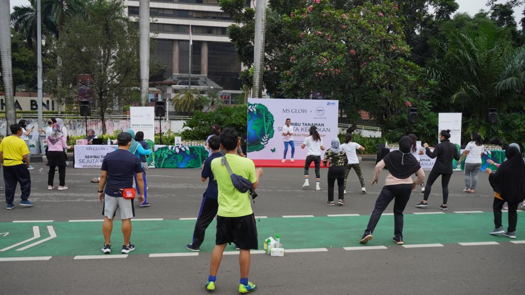 MS Glow turut mendukung peduli lingkungan dengan mengadakan kampanye '1000 Tanaman Sejuta Kebaikan' di Jakarta bertepatan Car Free Day.
