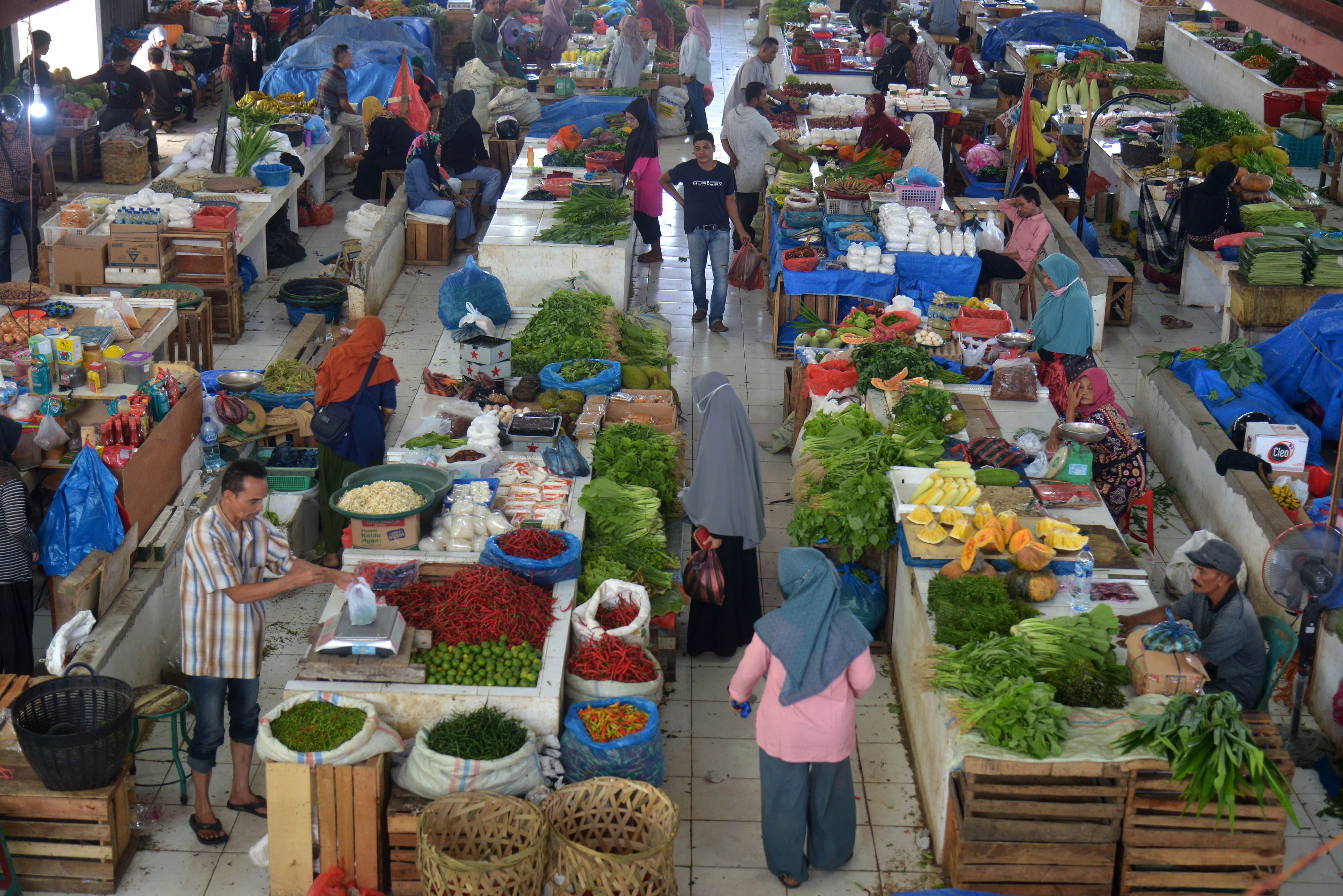 Pengunjung berbelanja berbagai jenis bahan pangan pokok di pasar tradisional Al-Mahirah, Banda Aceh