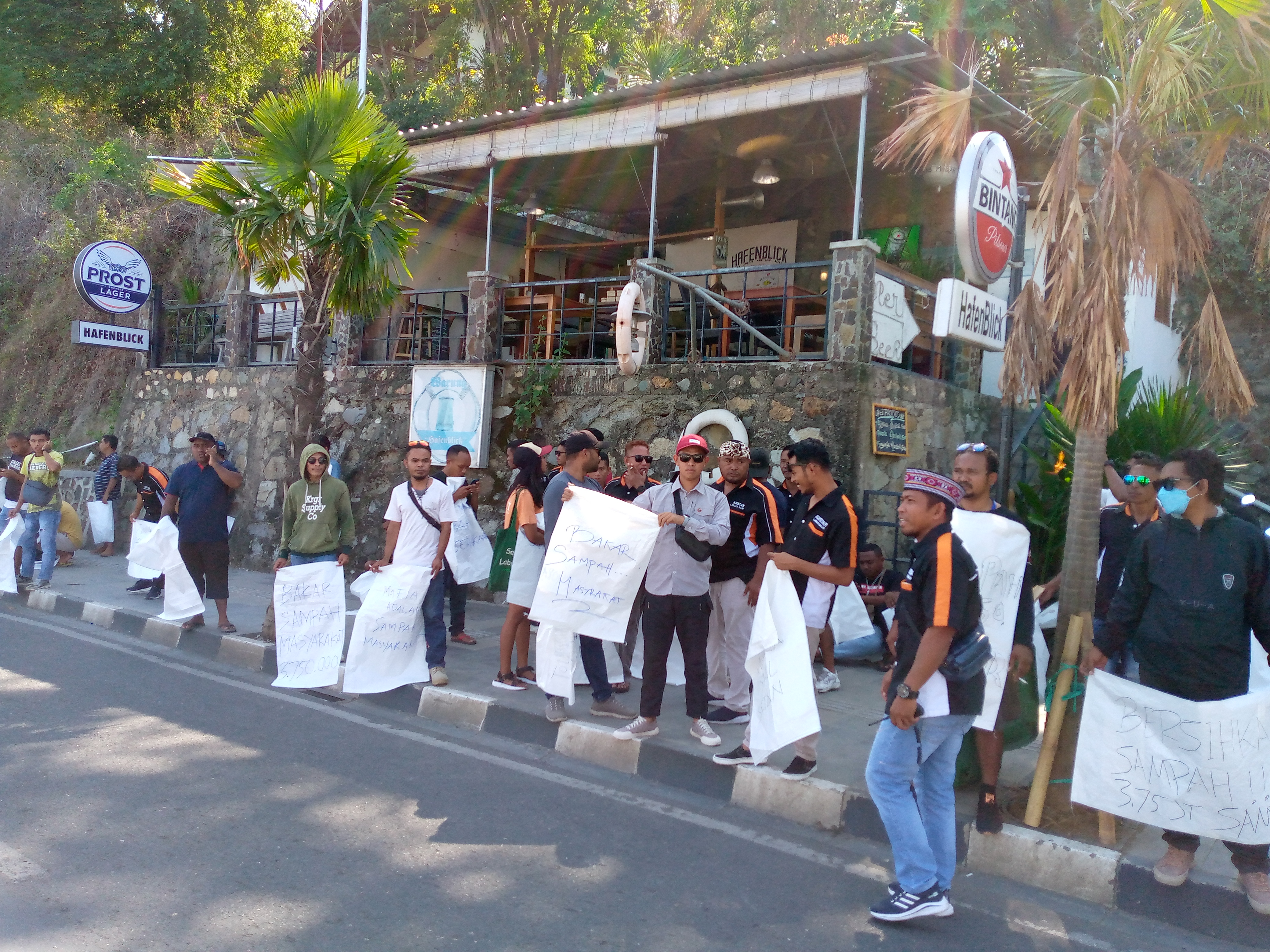 Ribuan pelaku pariwisata diLabuan Bajo mogok dengan memungut sampah selama sebulan,sebagai protes kenaikan tiket masuk TN Komodo, Senin (1/ 