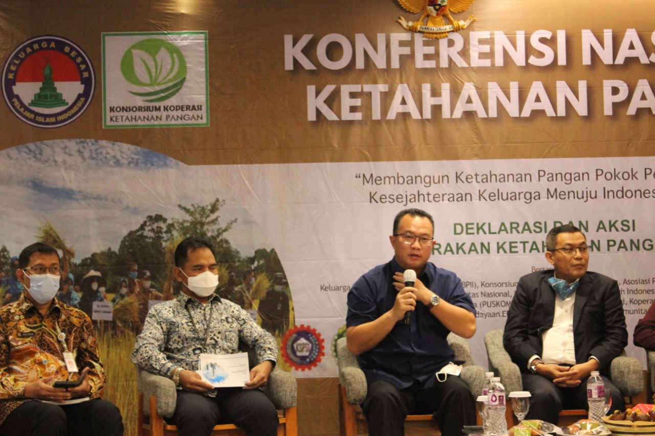 Rektor IPB University Prof Arif Satria saat menjadi pembicara dalam Konferensi Ketahanan Pangan, yang diselenggarakan Koperasi KBPII.