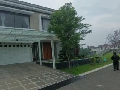 Rumah yang sekaligus dijadikan kantor YouTuber Doni Salmanan di kawasan elit Kota Baru Parahyangan Padalarang, Kabupaten Bandung Barat.