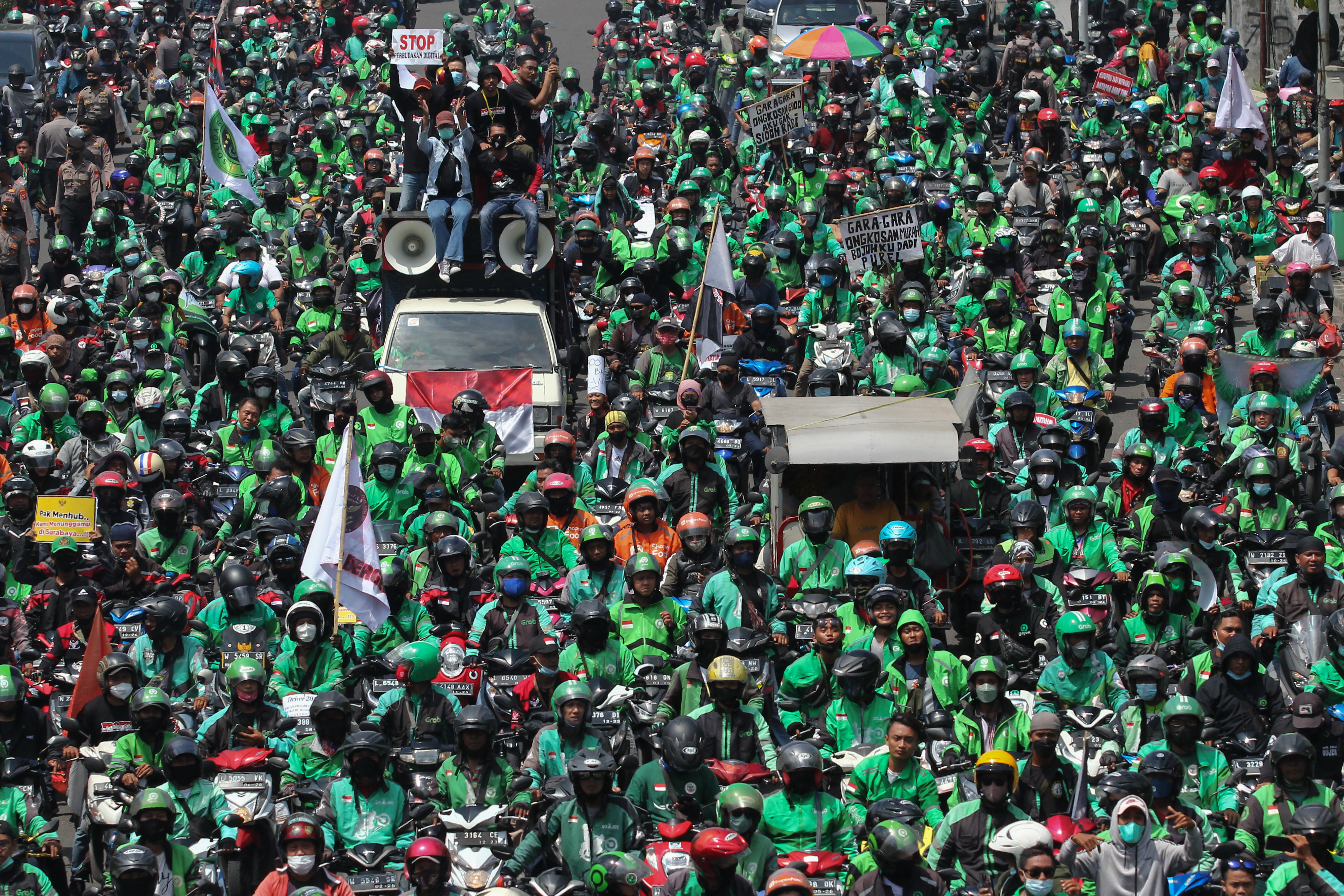 Sejumlah pengemudi daring atau ojek daring melakukan konvoi dalam rangka menggelar aksi protes.