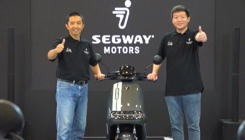 Yedi Sondi, CEO Segway Motor Indonesia (kiri) dan Yuan Zhao dari Segway Ninebot China saat launching resmi skuter listrik pintar Segway.