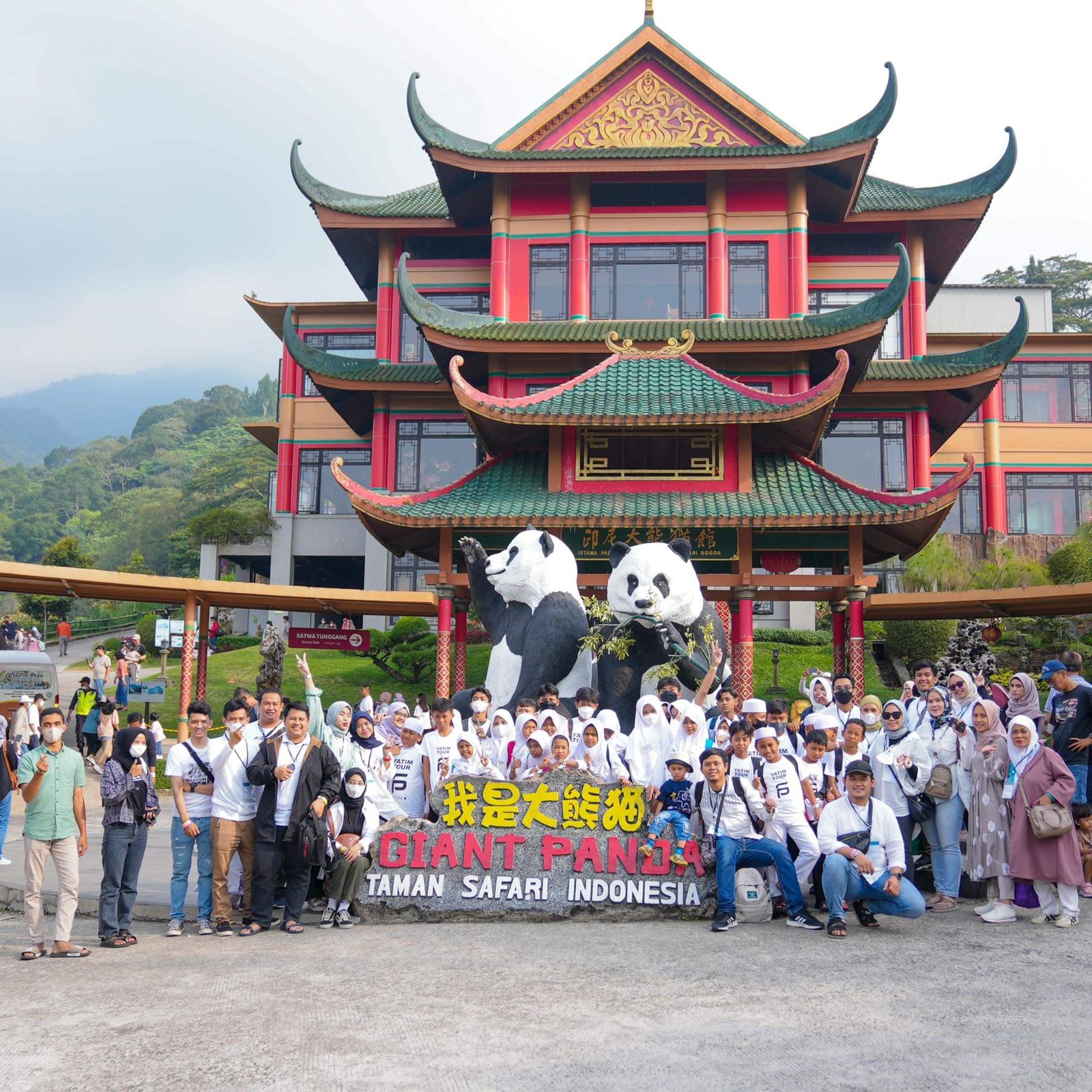 Para anak yatim diberi kesempatan berlibur di Taman Safari Cisarua, Bogor. 