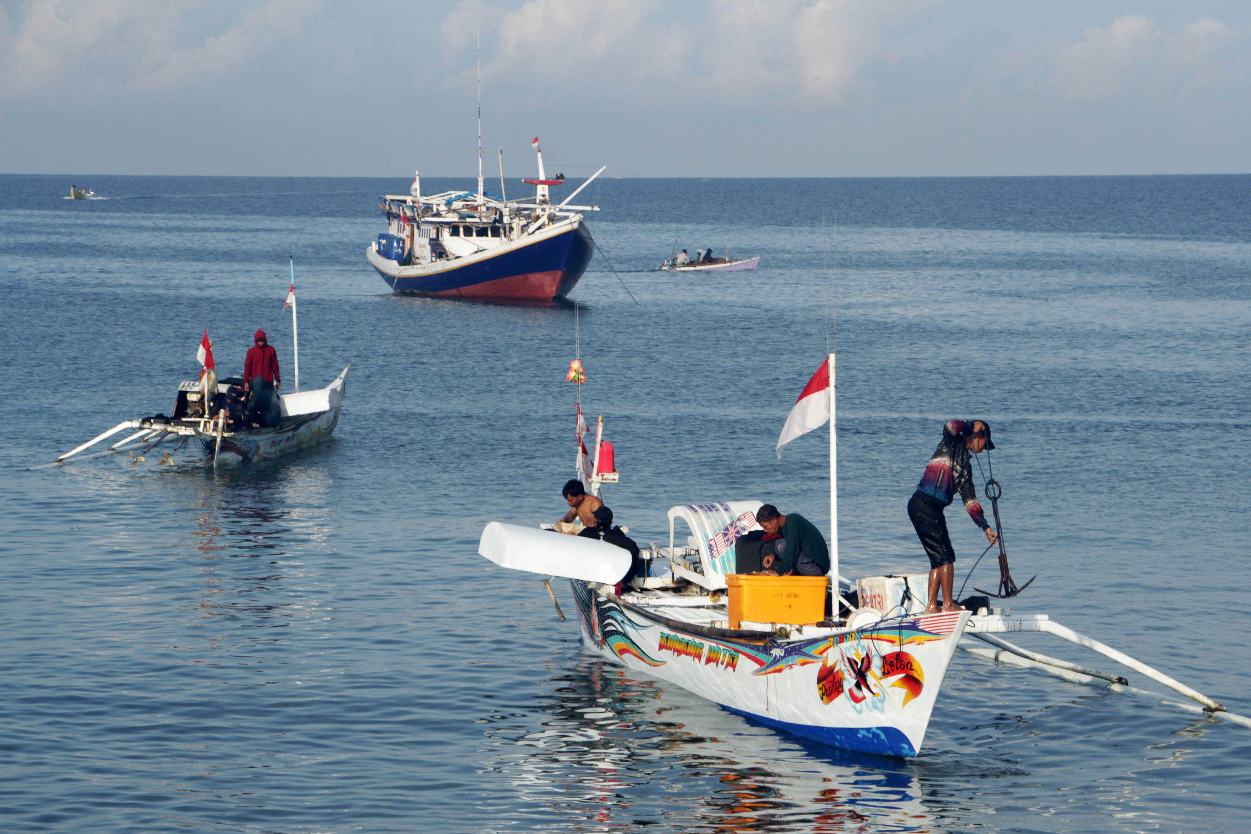 Potret nelayan Indonesia saat melaut di Perairan Beba, Sulawesi Selatan.
