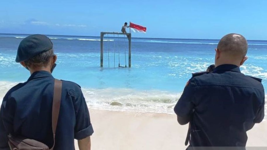 Tim gabungan KKP mengawasi pembongkaran ayunan di Kawasan Konservasi Perairan Nasional Gili Trawangan, Lombok Utara, NTB, Kamis (4/8).