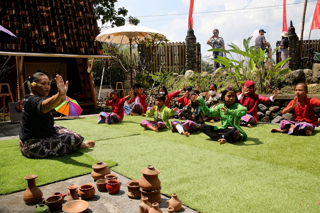 Seniman Galuh Larasati mengajar seni budaya pada anak-anak desa sekitar Candi Borobudur, Magelang.
