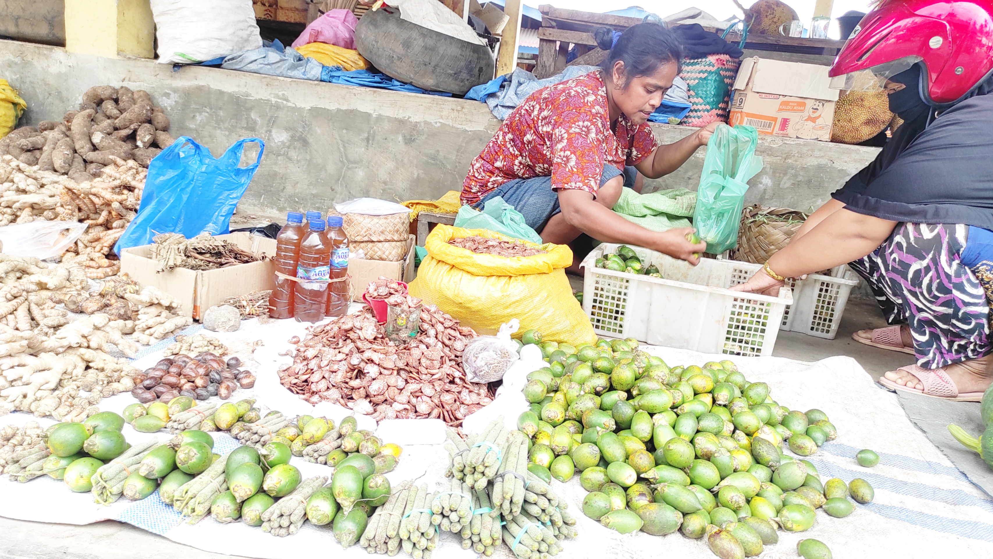 Penjual siri pinang di Pasar Alok, Kabupaten Sikka, NTT sudah jarang ditemui karena tanaman tersebut sudah jarang ditanam petani di Sikka. 