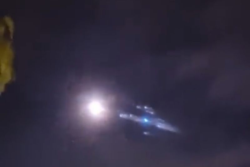 Gambar dari video sampah antariksa China yang melintasi Sumatra bagian selatan