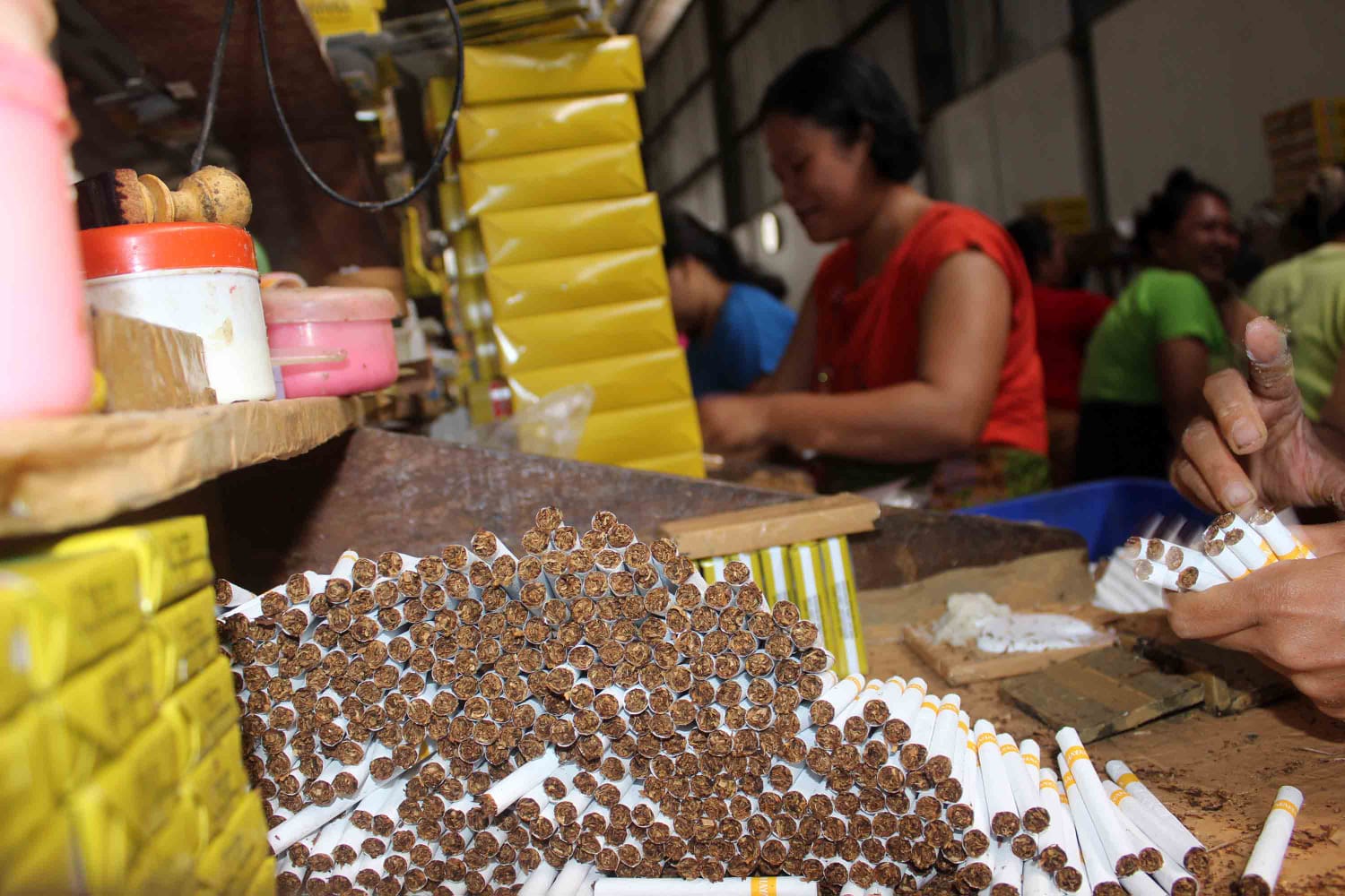 Pekerja tengah memproduksi rokok di Jawa Timur