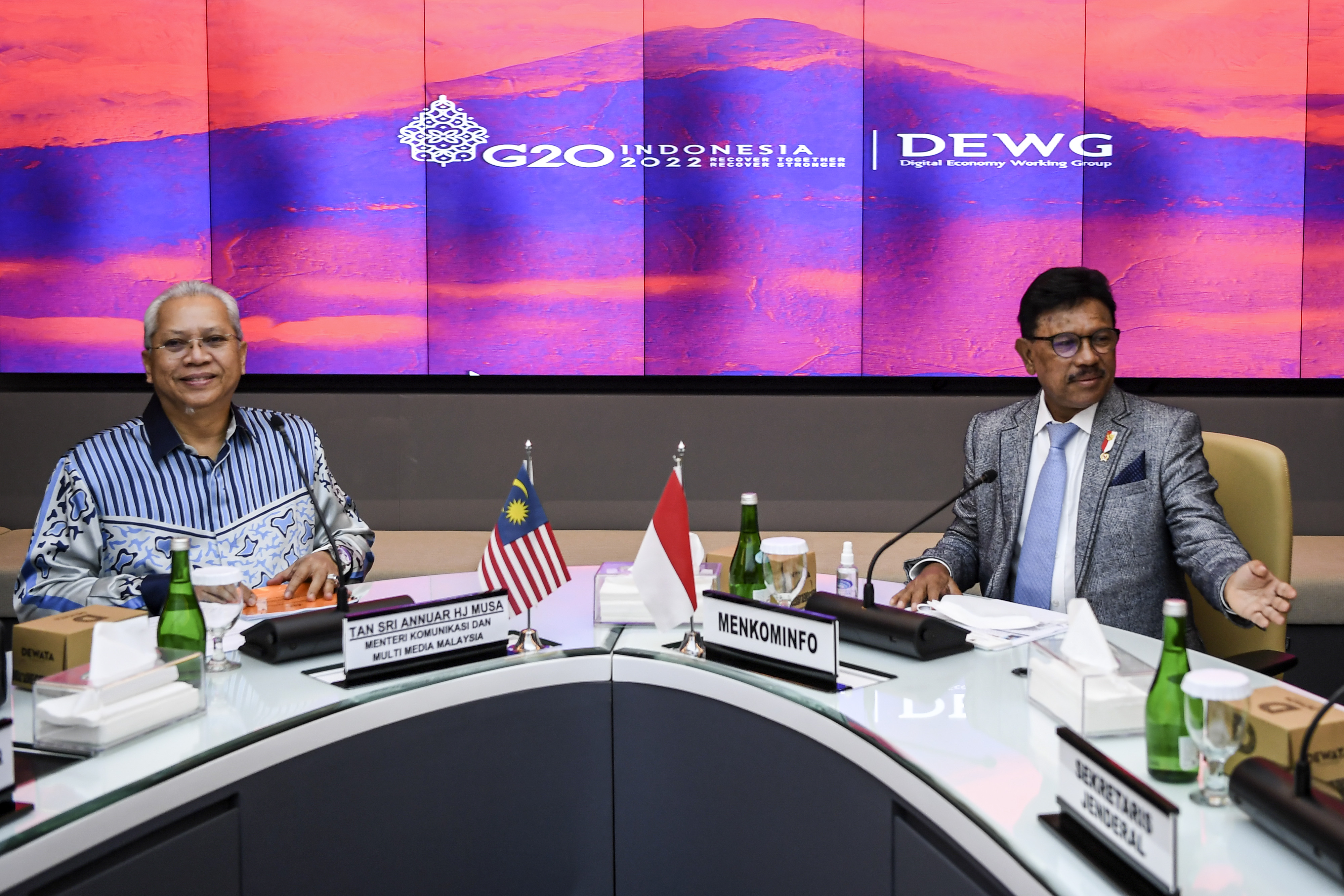 LITERASI DIGITAL: Menkominfo Johnny G Plate (kanan) dan Menkom Multimedia Malaysia Tan Sri Annuar Musa mendiskusikan tata kelola digital