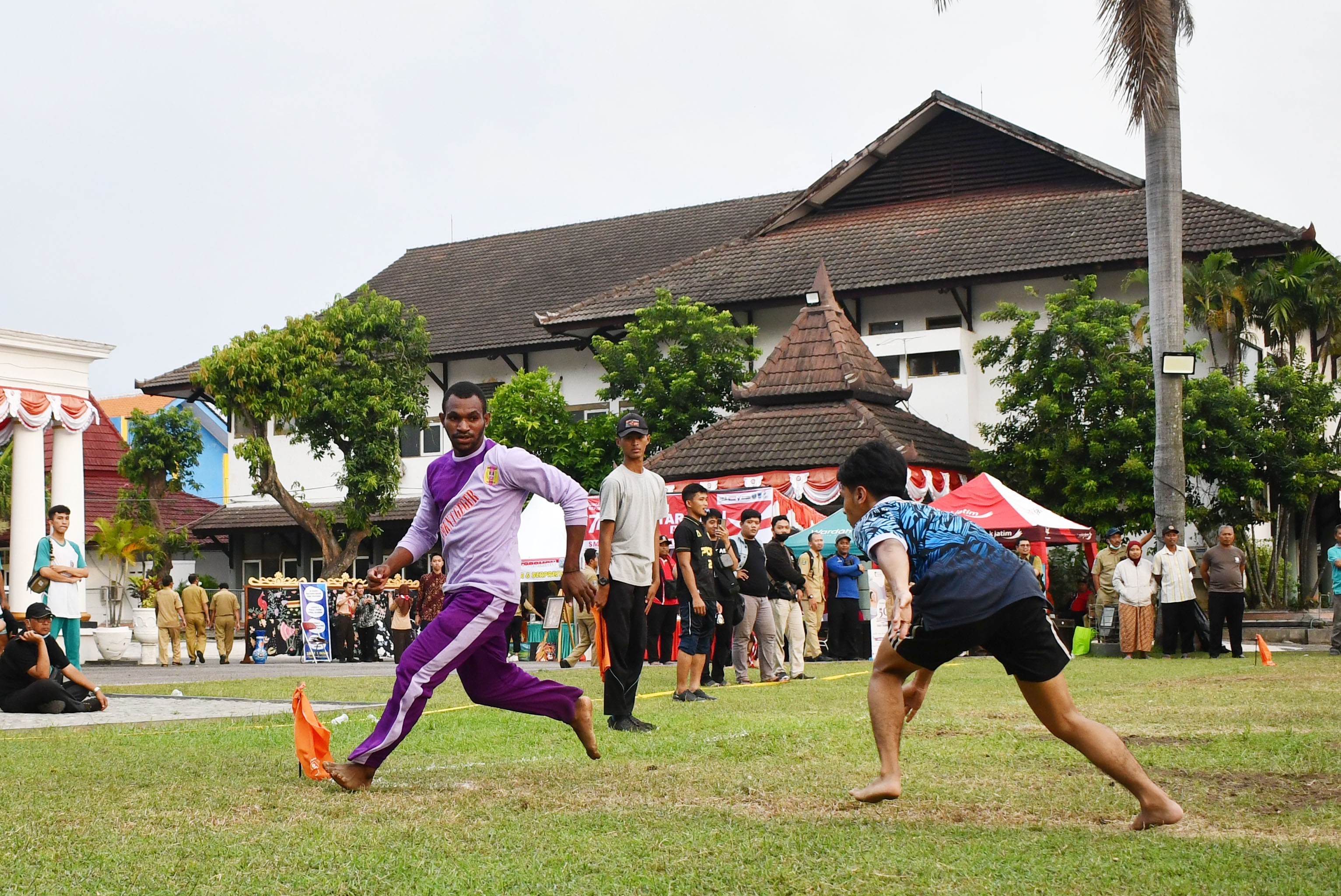 Sejumlah anak bermain gobak sodor di halaman gedung Bakorwil I Madiun, Jawa Timur.