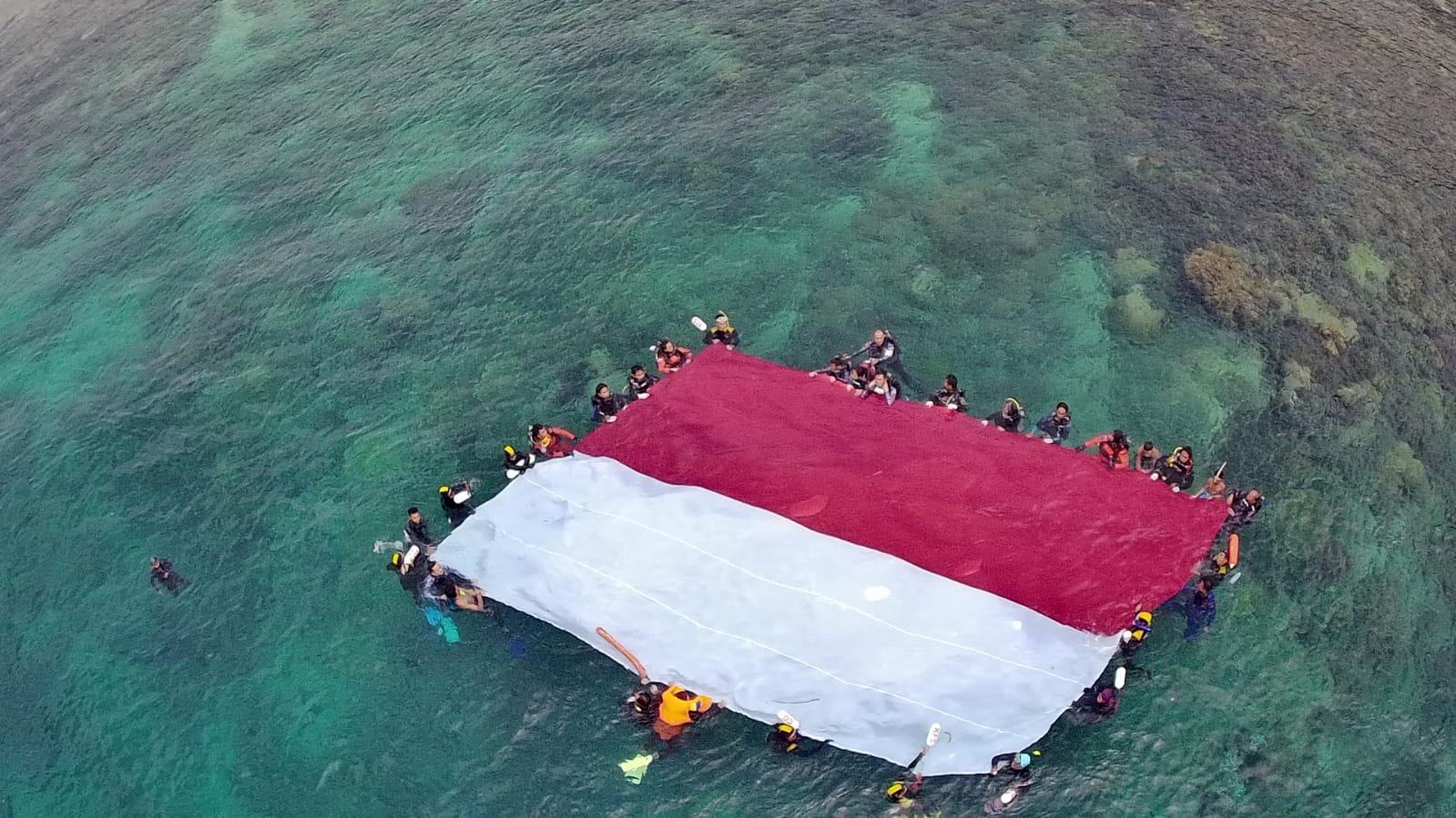 Pembentangan bendera Merah Putih di perairan Pulau Sangiang, Banten.