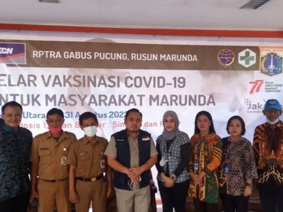 Vaksinasi covid-19 untuk masyarakat Marunda di RPTRA Gabus Pucung Marunda, Cilincing, Jakarta Utara, Selasa (30/8).