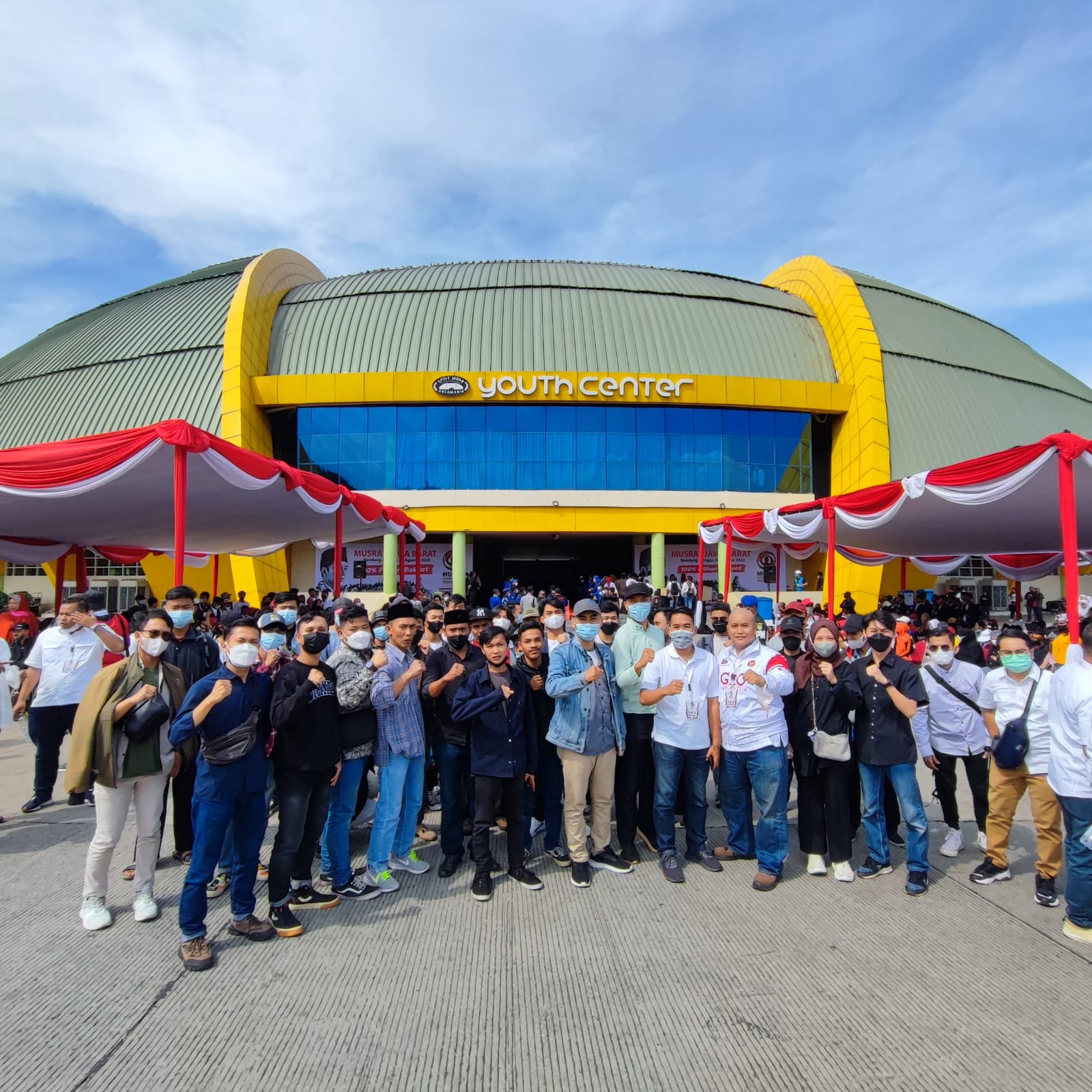 Relawan Jokowi Galang Kemajuan Center saat menghadiri Acara MUSRA di Gedung Sport Bandung, Jabar (28/8).