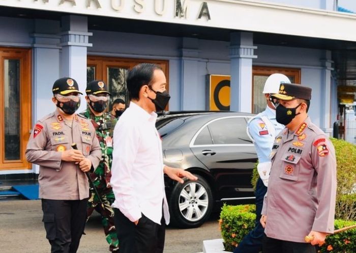 Presiden Jokowi saat berbicang dengan Kapolri Jenderal Listyo Sigit Prabowo di bandara.