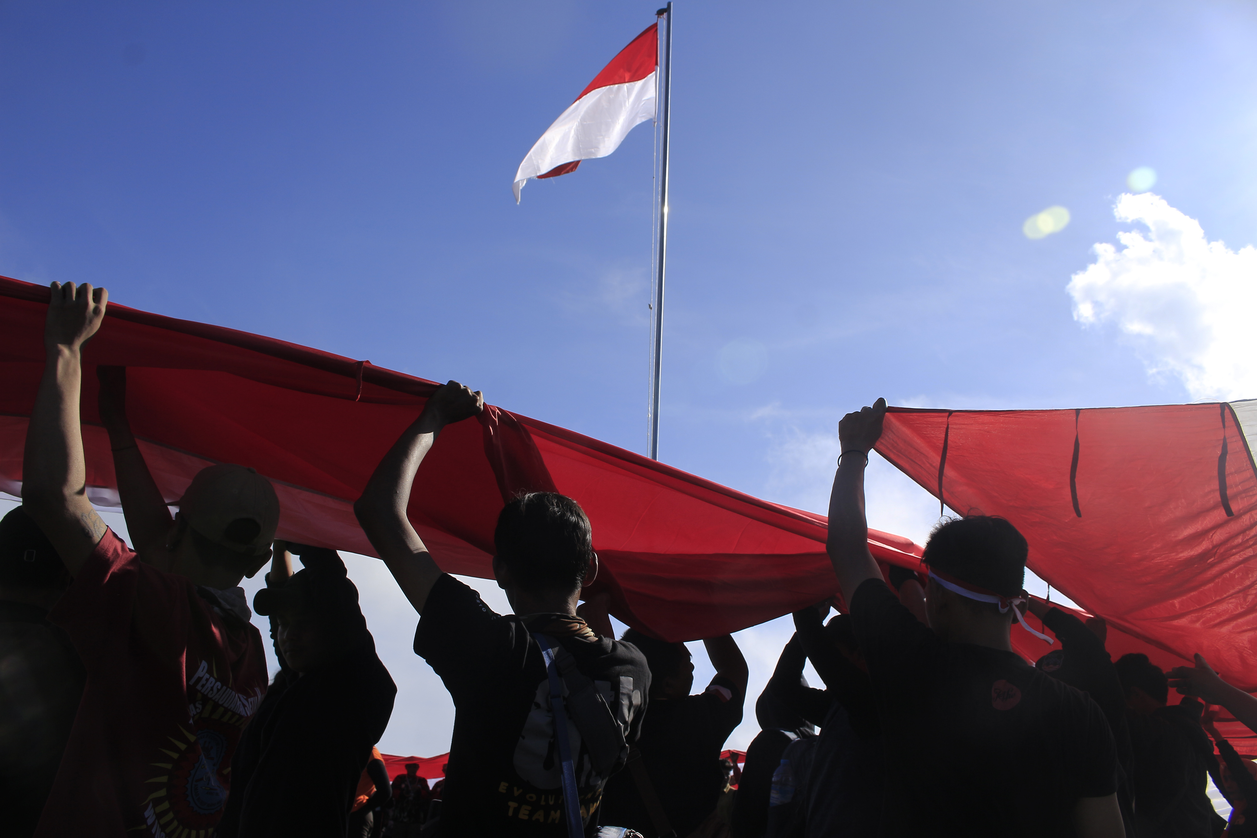 Ilustrasi pengibaran bendera Merah Putih pada peringatan HUT RI.