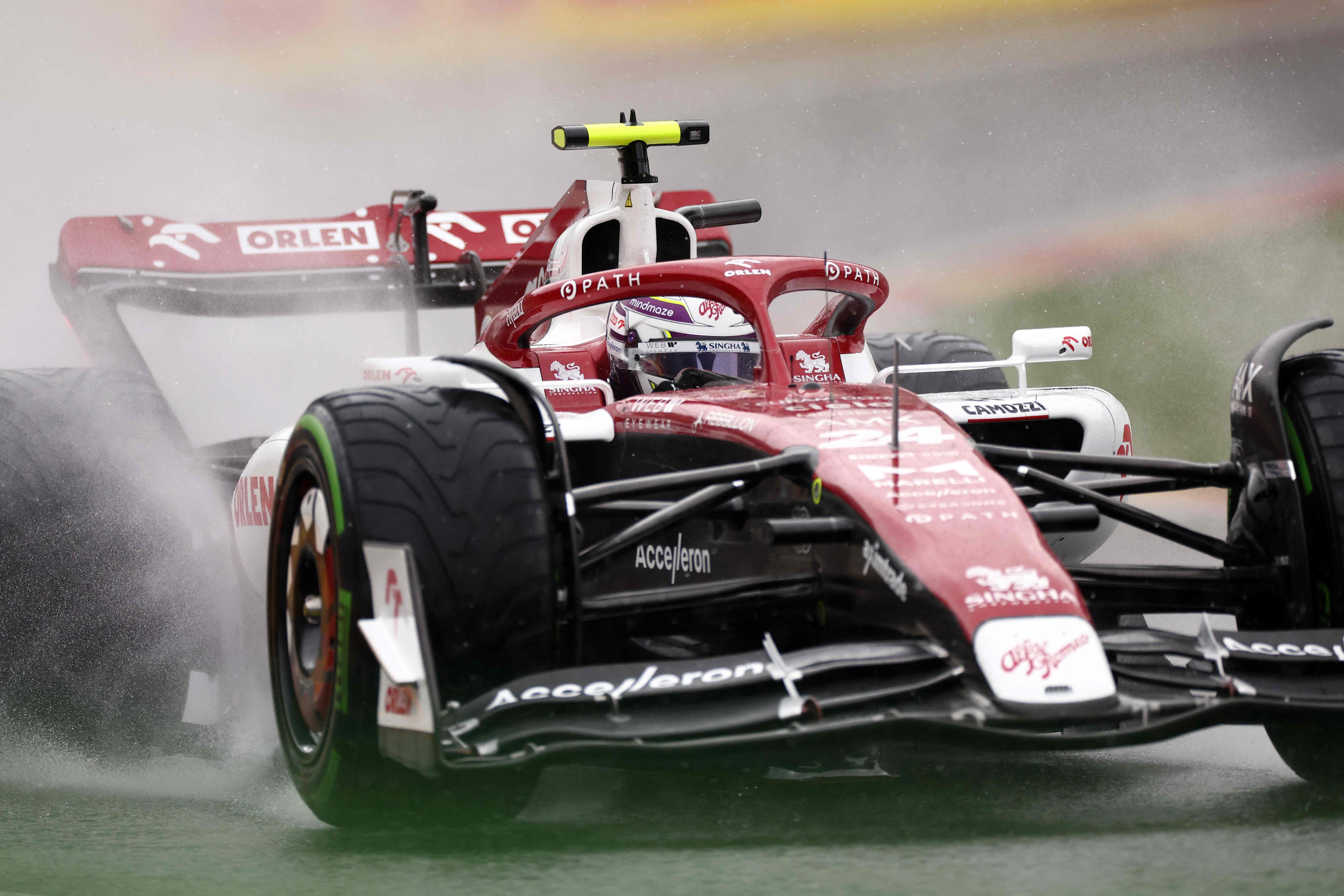 Mobil Formula 1 Alfa Romeo yang dikemudikan pembalap asal Tiongkok Guanyu Zhou