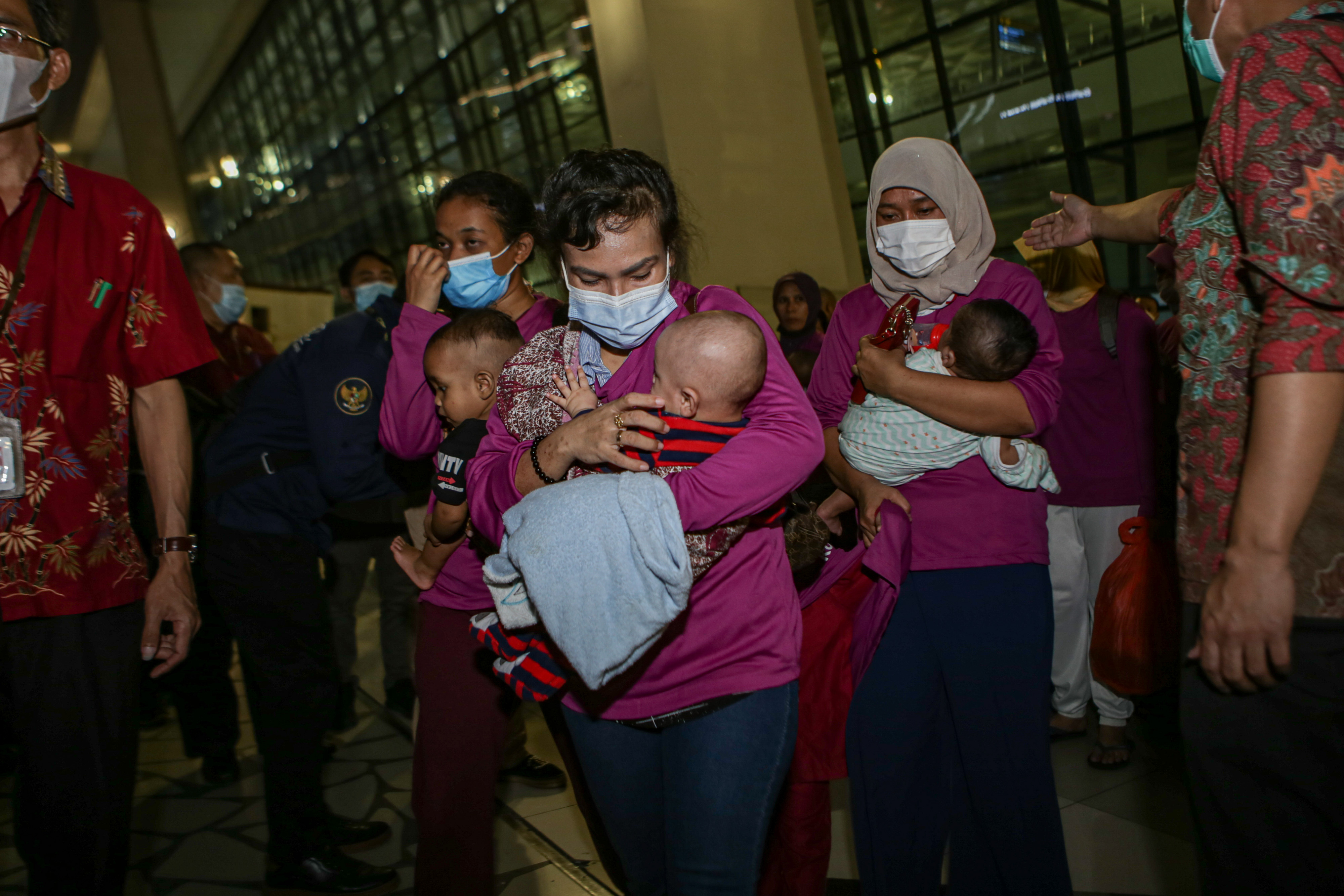 Sejumlah PMI ilegal asal Malaysia tiba di Terminal 3 Bandara Internasional Soekarno Hatta, Tangerang, Banten, Kamis (4/8) sore.