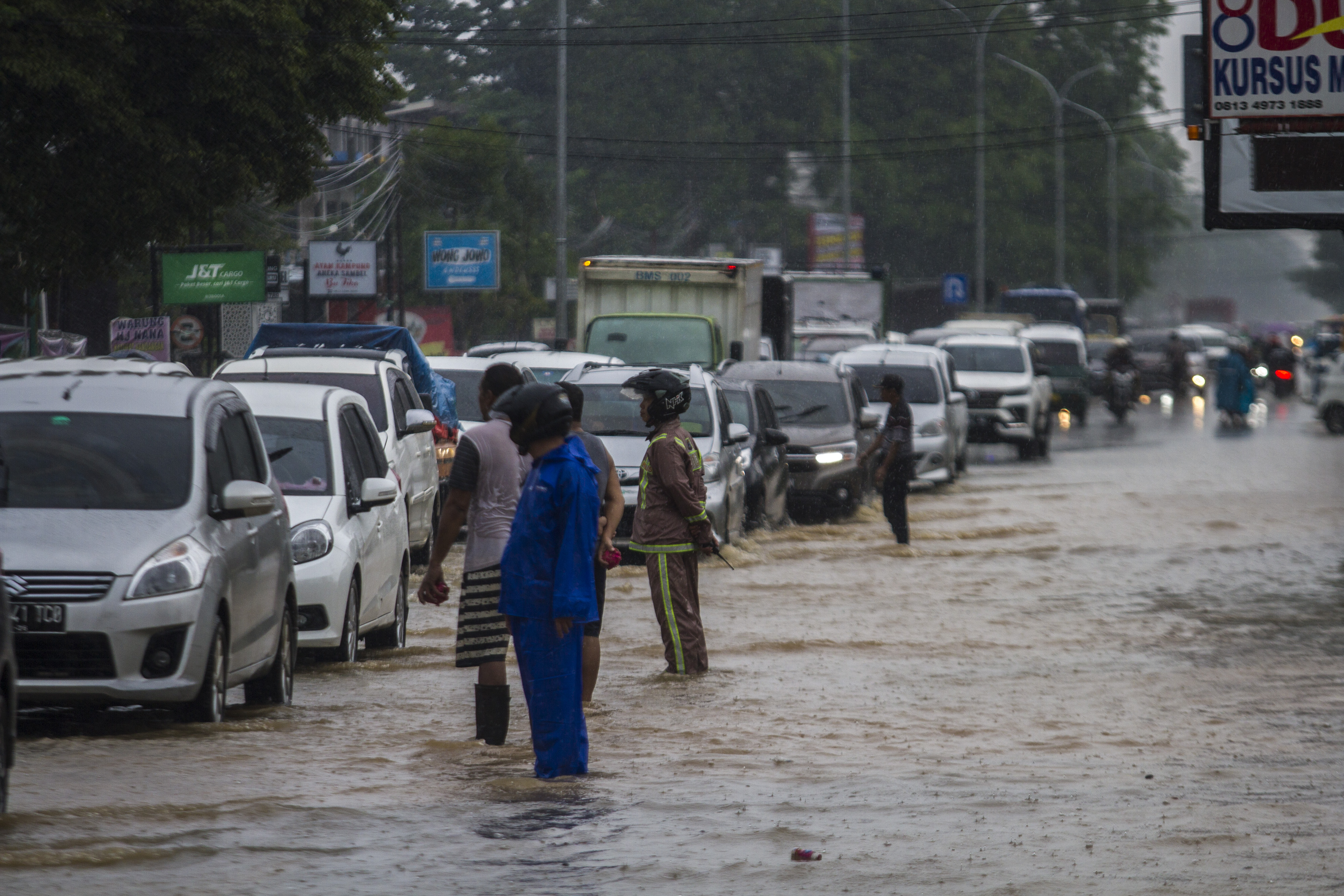 Hujan deras mengakibatkan banjir di wilayah Banjarbaru, Kalimantan Selatan.