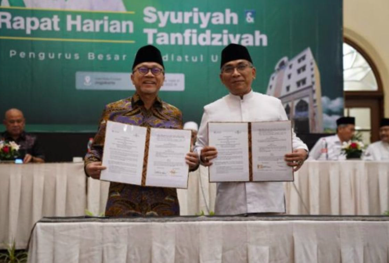 Menteri Perdagangan Zulkifli Hasan bersama Ketua Umum Pengurus Besar Nahdlatul Ulama (PBNU) Yahya Cholil Staquf di Yogyakarta, Kamis (11/8).
