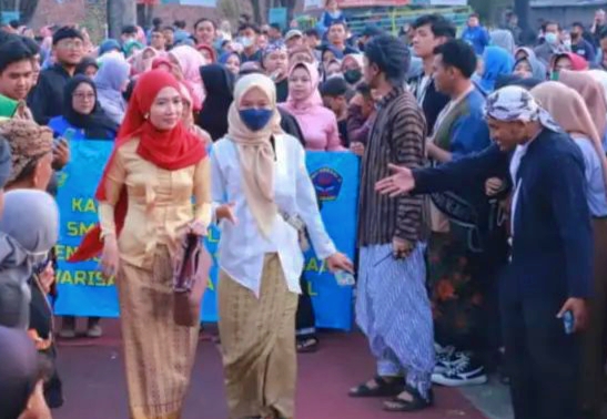 Warga Kabupaten Bandung Barat meriahkan Lembang Fashion Show dengan menggunakan busana tradisional, Rabu (3/8).