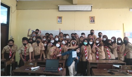 Para pelajar SMAN 98 Jakarta yang mendapat edukasi gaya hidup zero waste. 